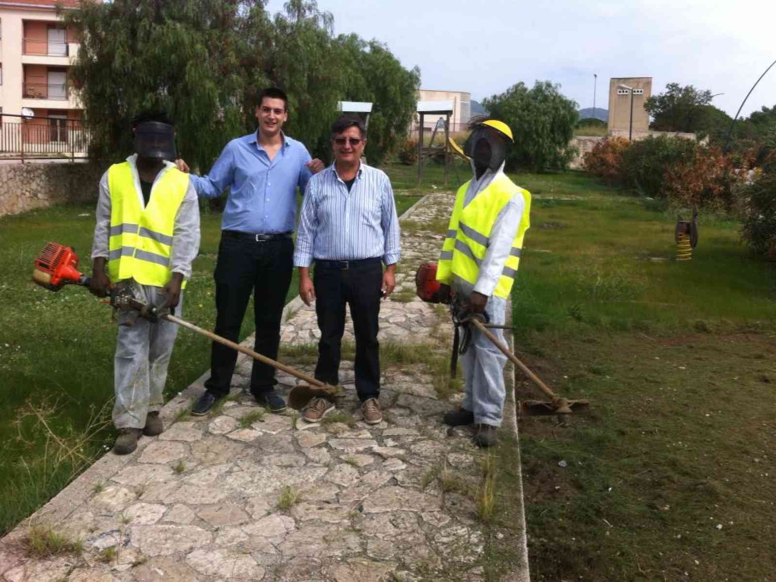 Due rifugiati a Sambuca collaborano alla pulizia delle aiuole e verde pubblico comunale