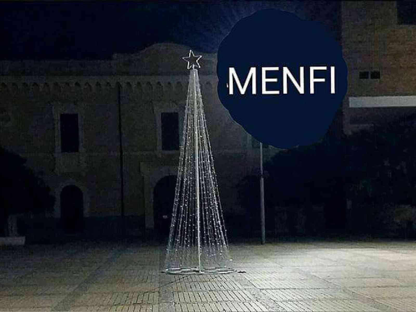 Menfi. L'albero di Natale in piazza diventa un caso