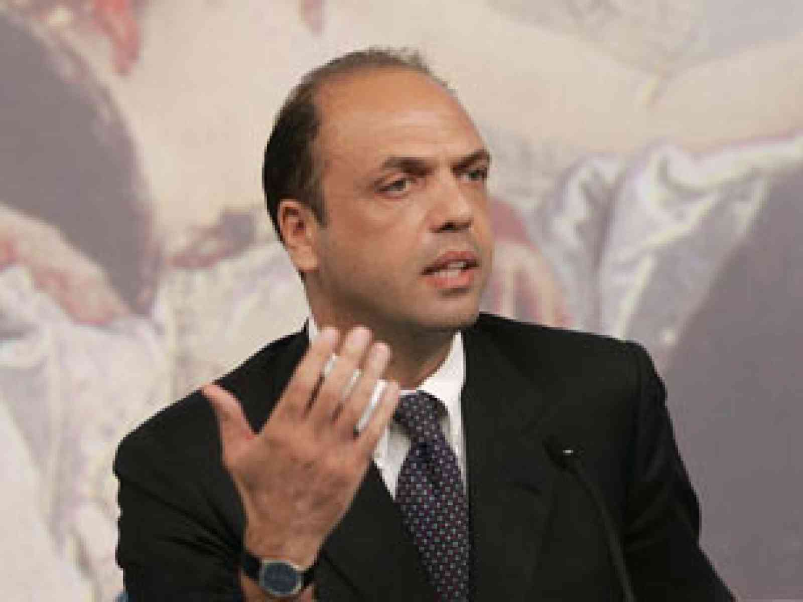 Primarie PDL, Alfano dovrà rinunciare. Santanchè: “sono indagata“