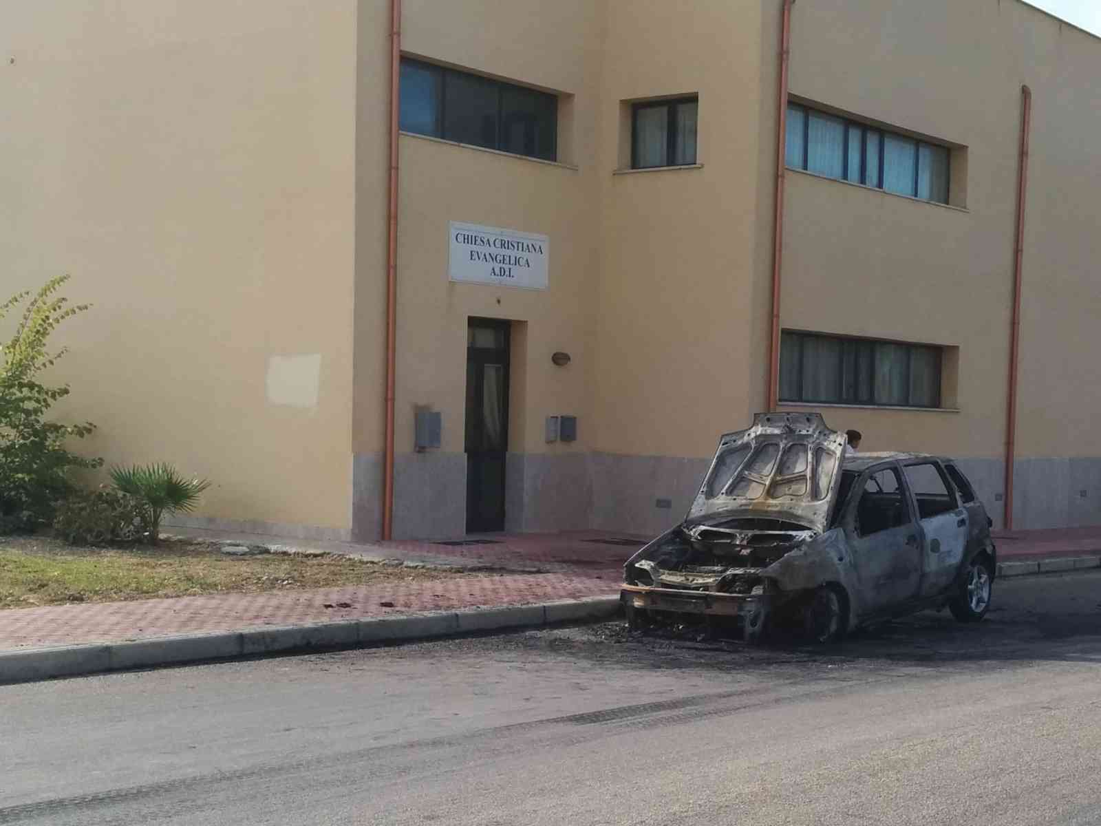 Menfi. Auto prende fuoco in via Boccaccio