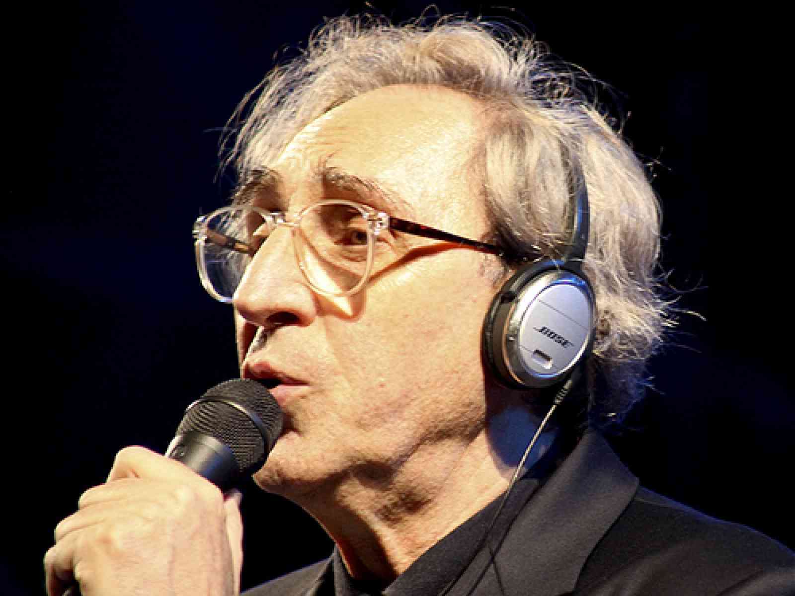 Il neo assessore Franco Battiato, intervistato, risponde cantando