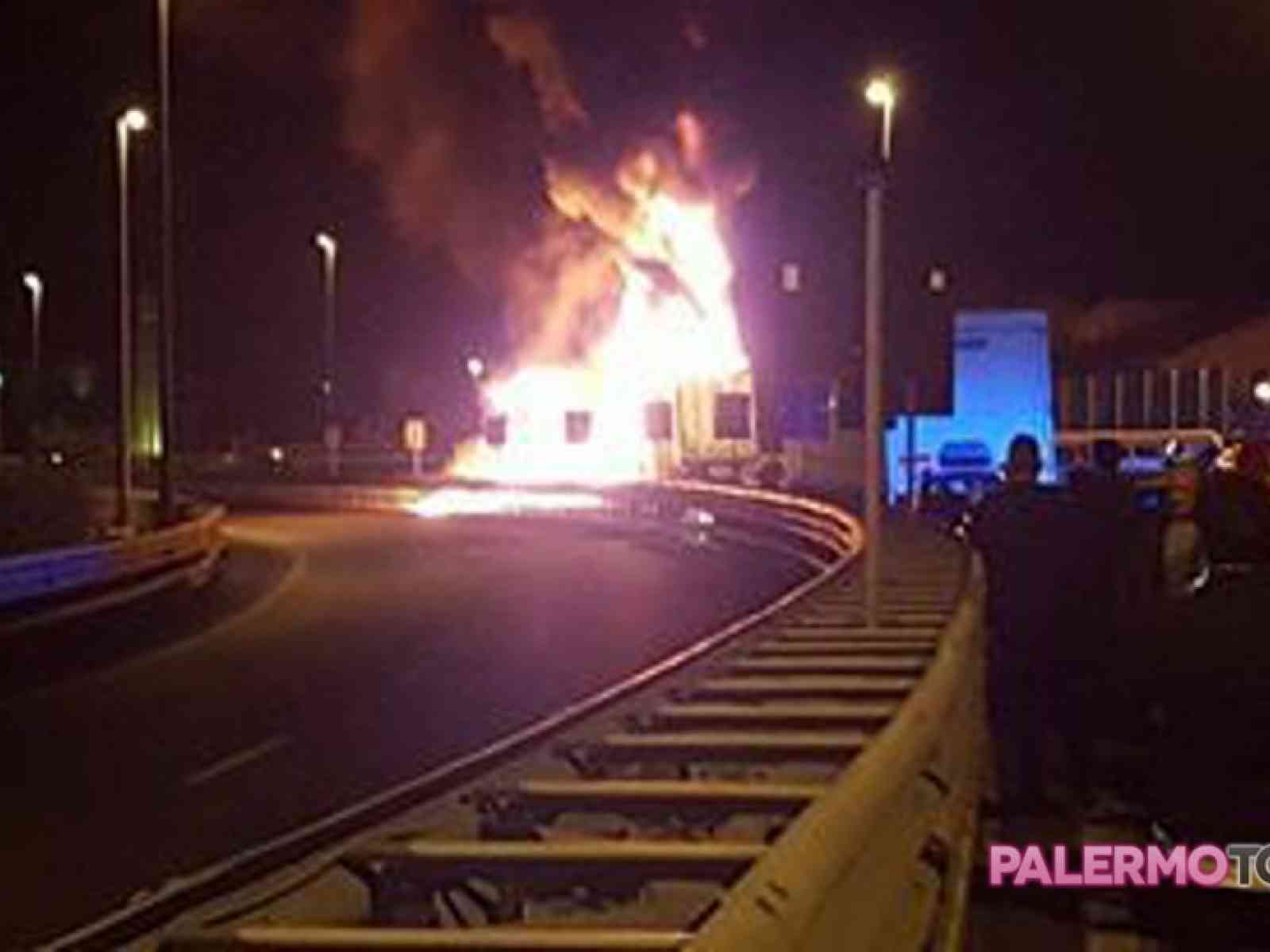 Tir che trasportava pesce va in fiamme sulla A29 Palermo - Mazara. Traffico Bloccato