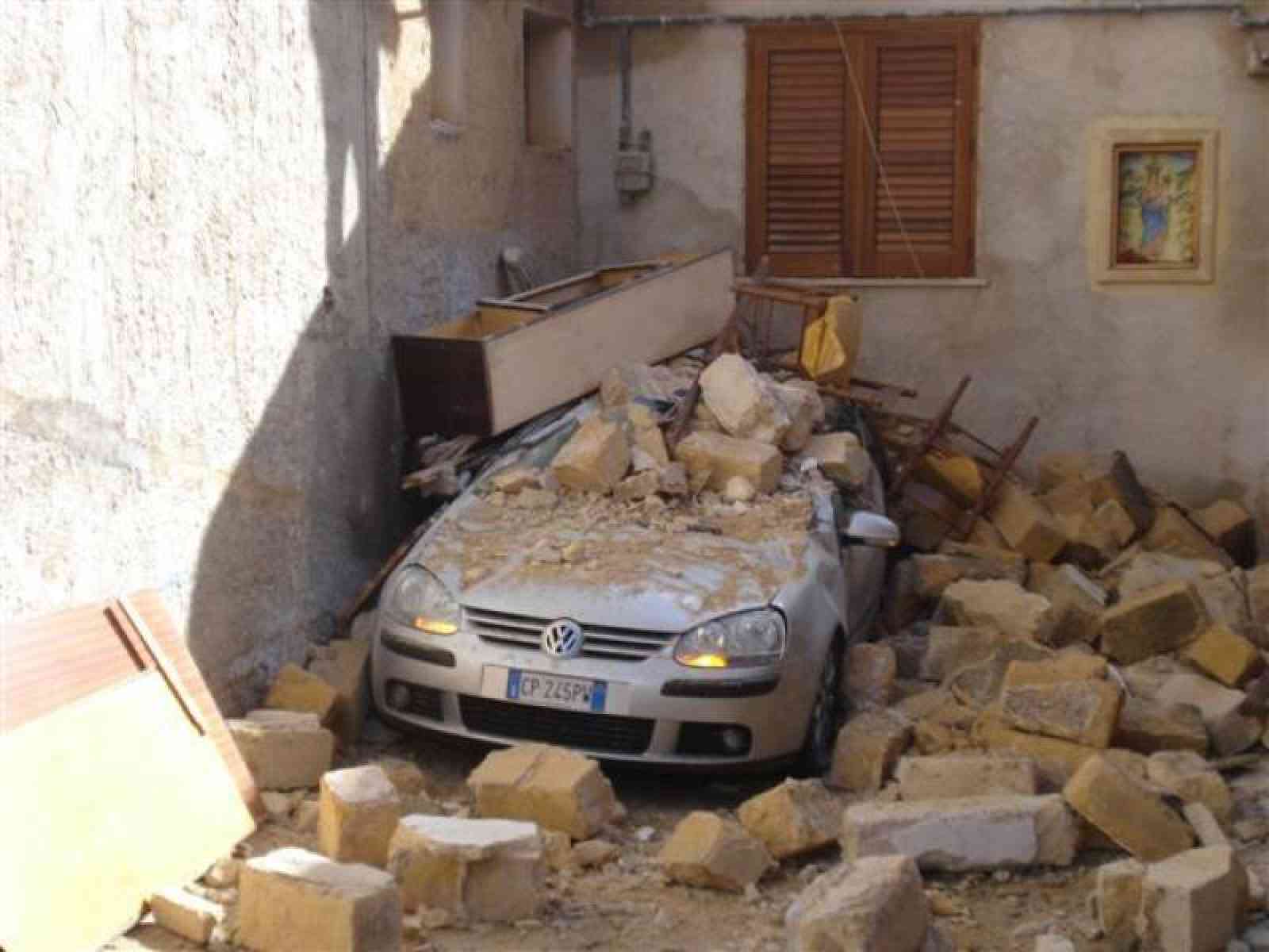 Esplosione bombola causa crollo di una palazzina a Castelvetrano. Un morto