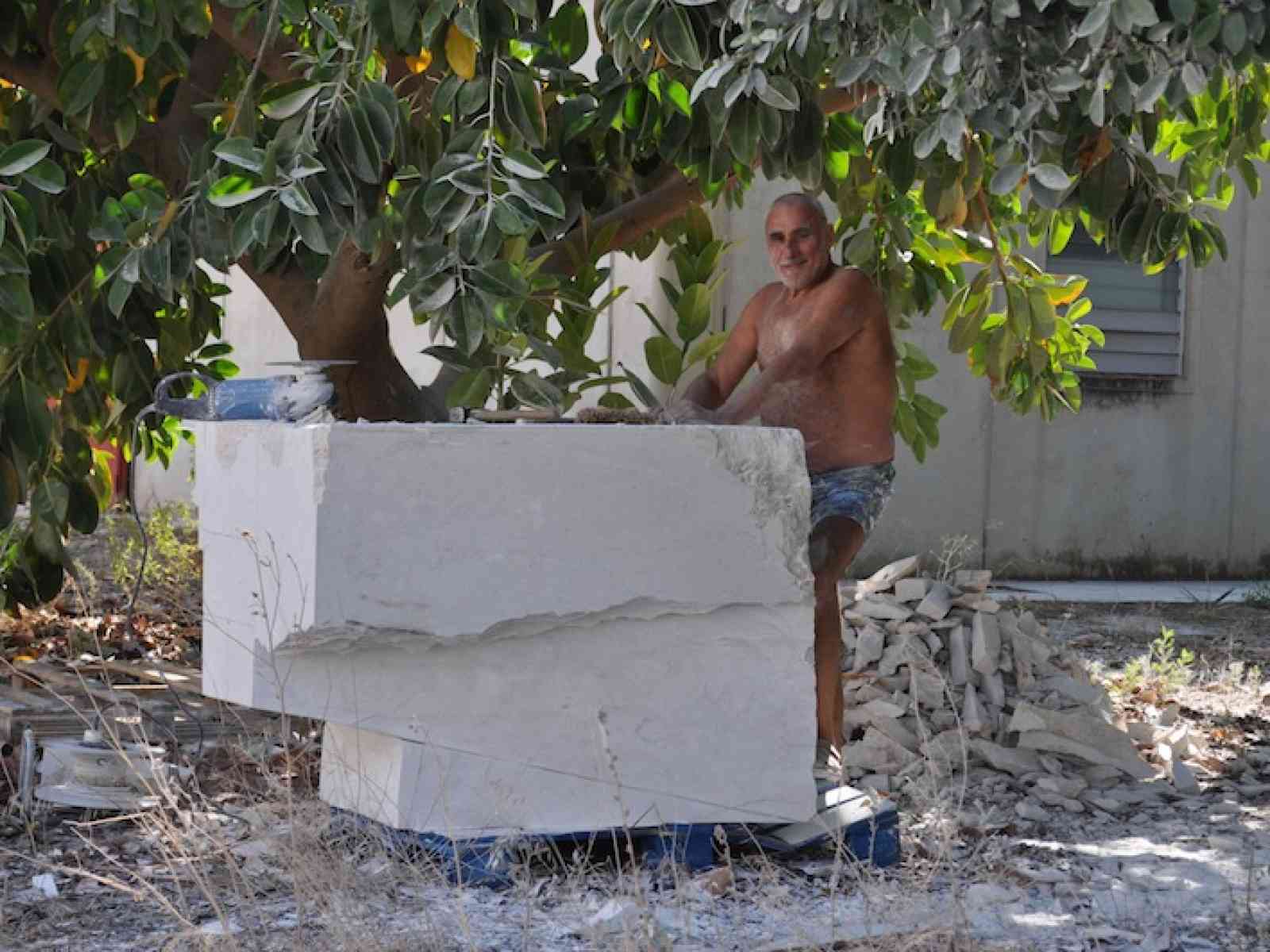 L'artista Stefan Calarasanu donerà a Menfi la sua “Campana di marmo“ il 15 gennaio