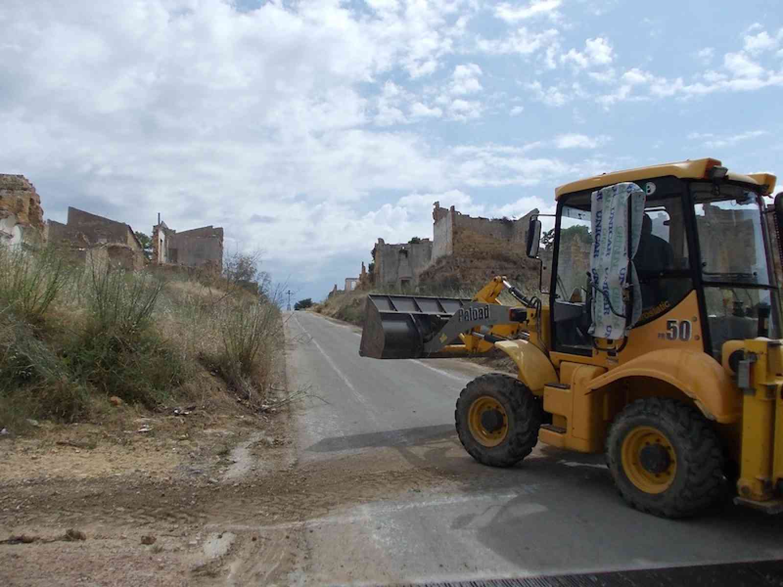 Interventi di pulizia lungo la via Calvario che costeggia i Ruderi