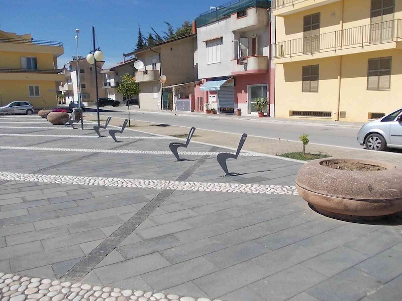 Il mistero delle panchine di Piazza Loi, non vandalismo ma regolare manutenzione