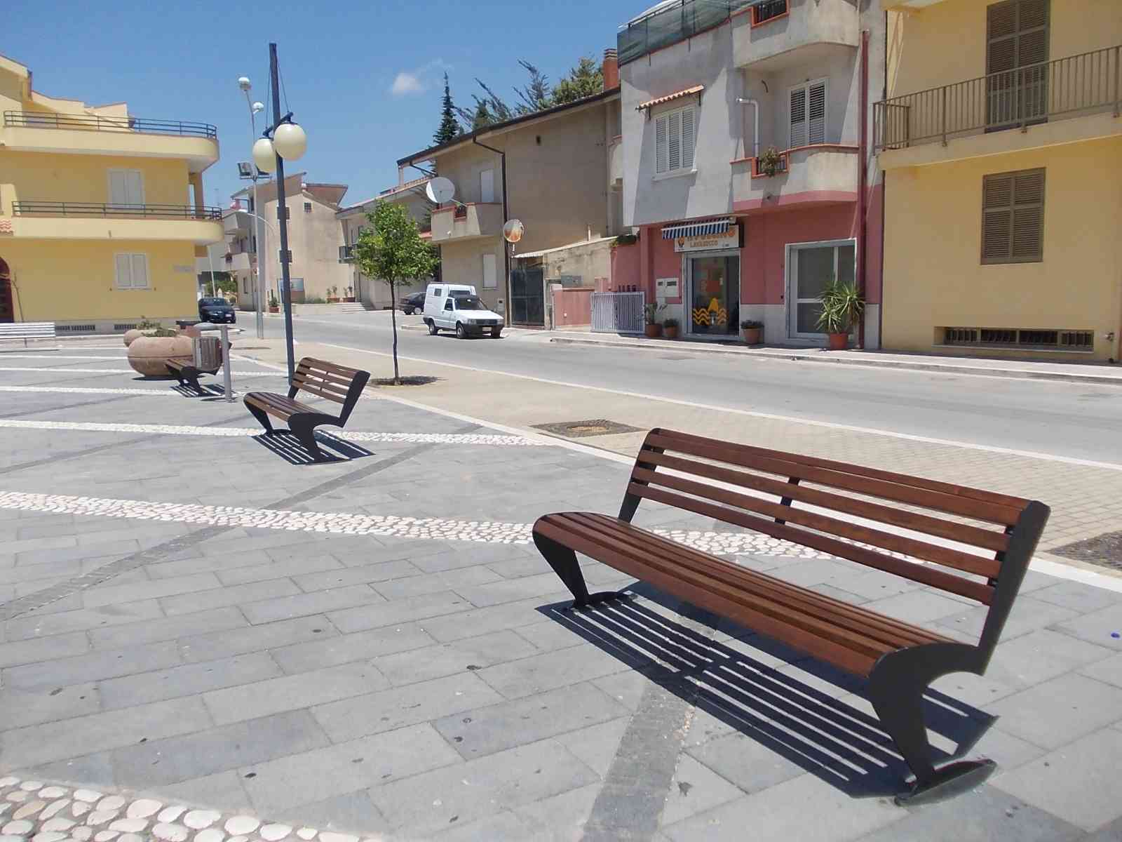 Ricollocate le panchine in piazza Loi
