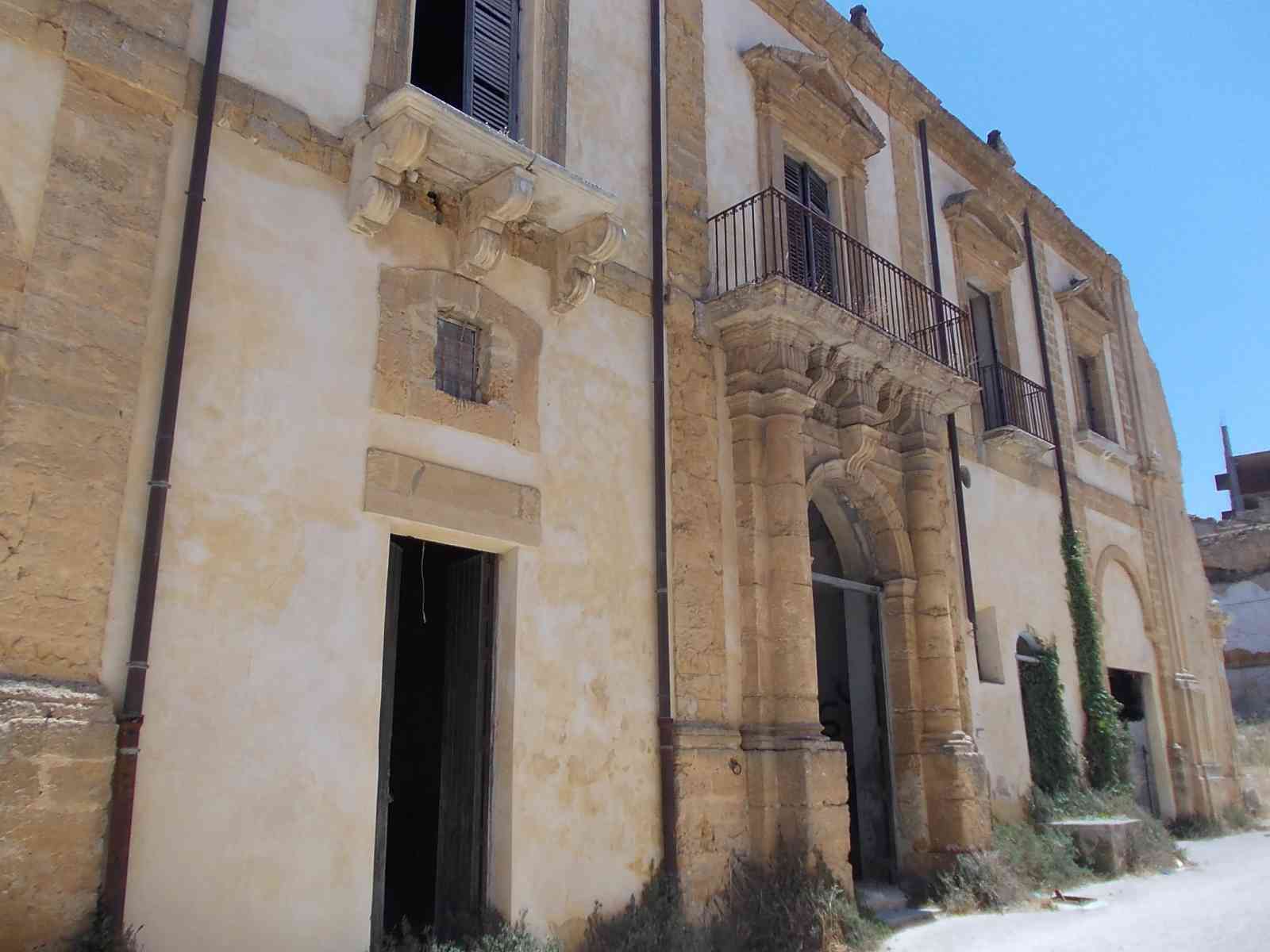 Palazzo Scaminaci, nel  cuore del centro storico, versa in totale stato di abbandono
