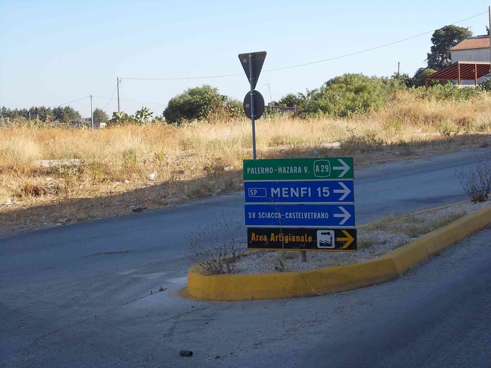 Un margheritese e due menfitani correggono la segnaletica stradale