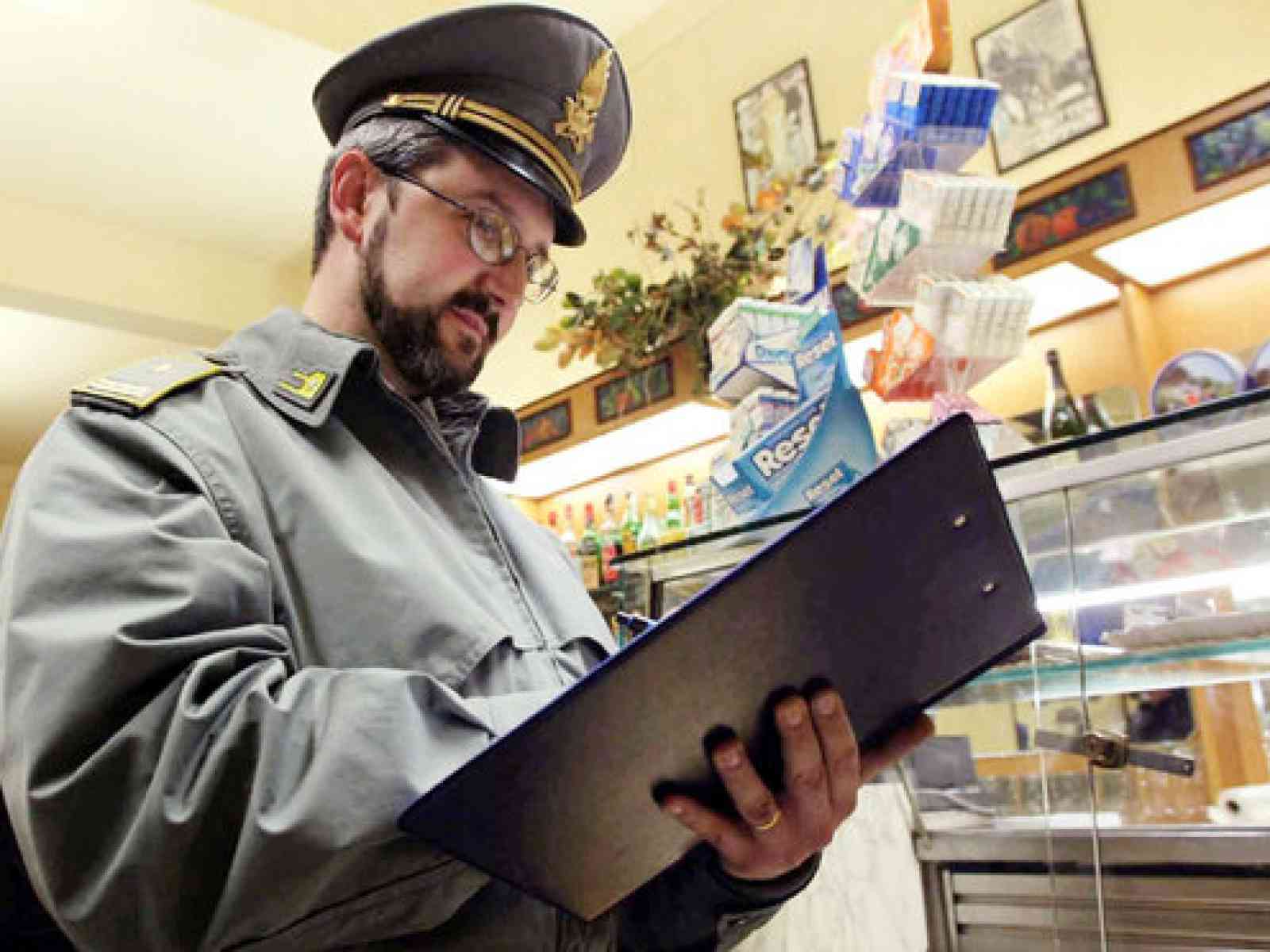 Blitz della Finanza al comune. Indagini all'Economato