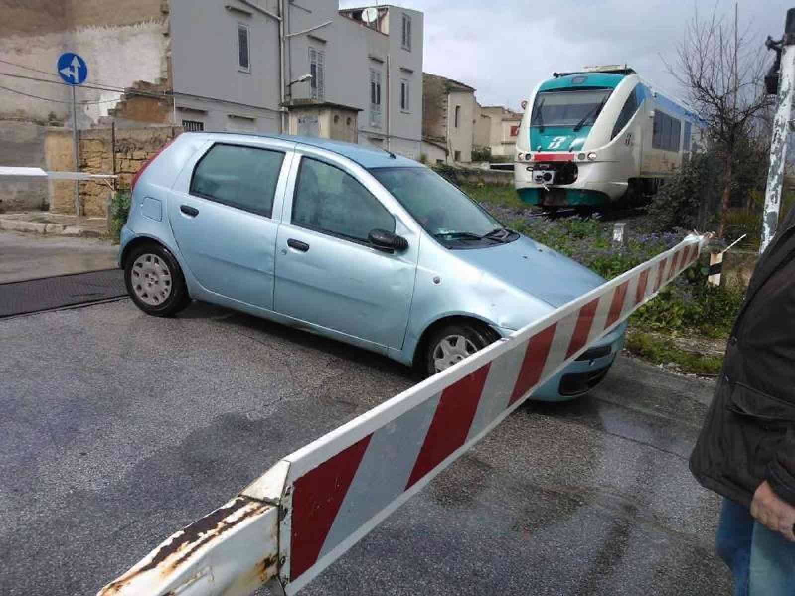 Sfiorata tragedia a Castelvetrano, auto si intrappola tra le barre del passaggio al livello