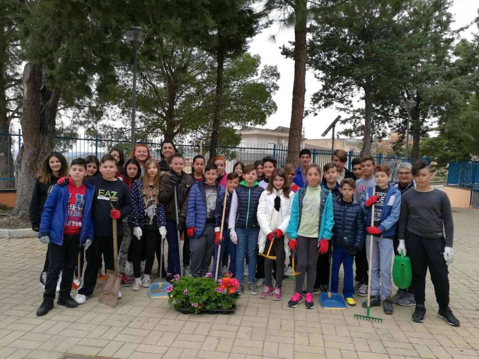 Salaparuta. “Giornata della terra“, 40 alunni delle medie ripuliscono le aiuole della scuola