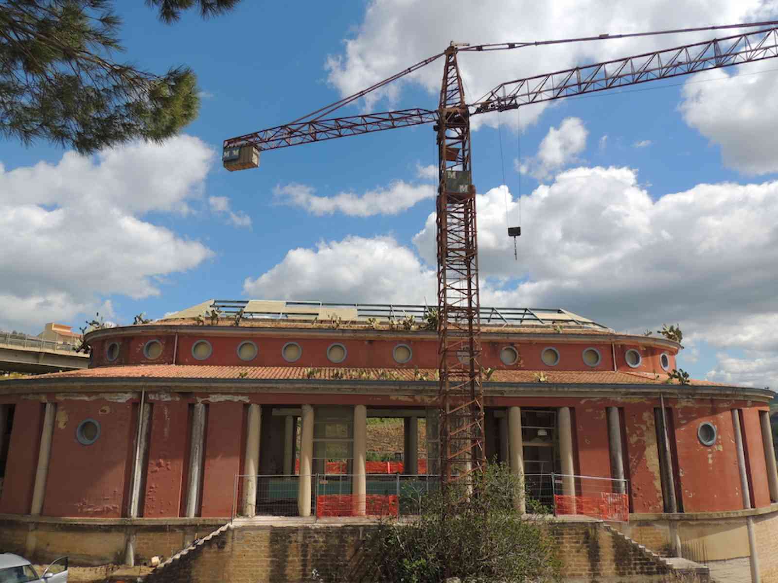 Poggioreale. Partiti i lavori di recupero della piscina comunale, chiusa da 25 anni