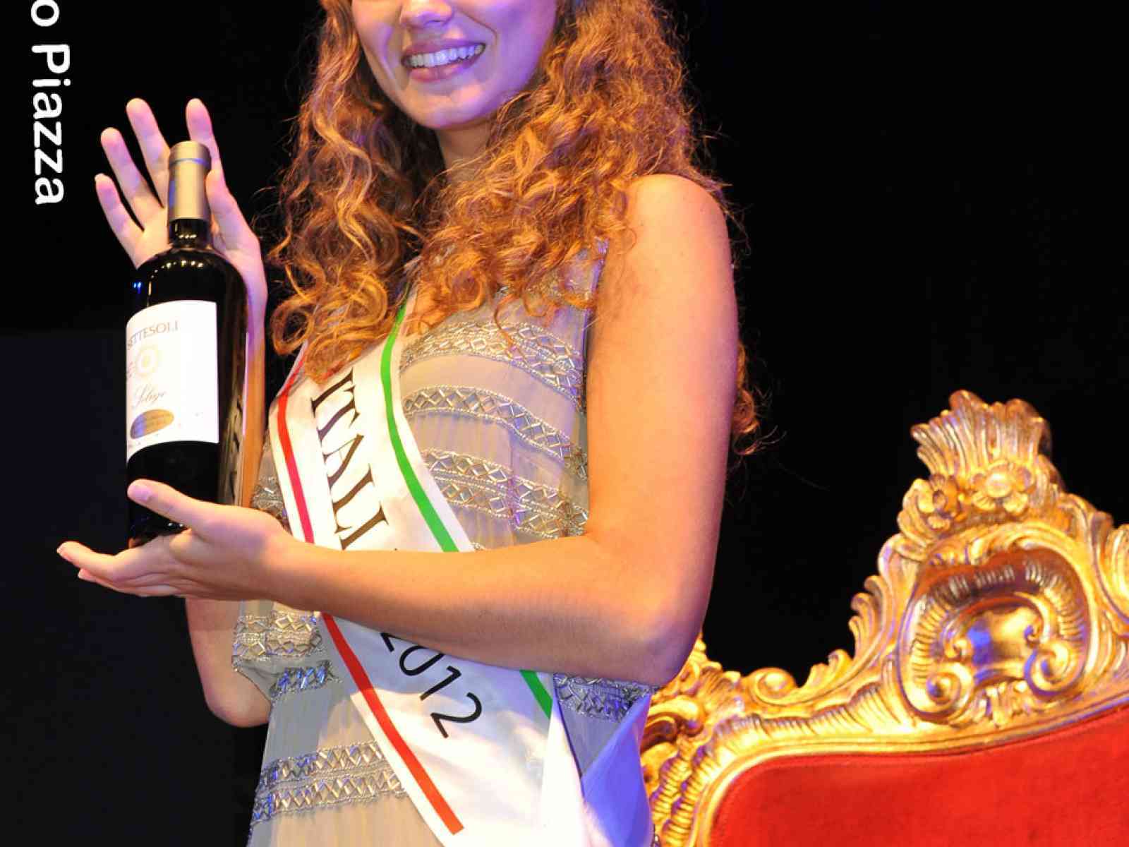 Cantine Settesoli festeggia Giusy Buscemi – Miss Italia 2012 e le dedica un'edizione a tiratura limitata del “SELIGO ROSSO”