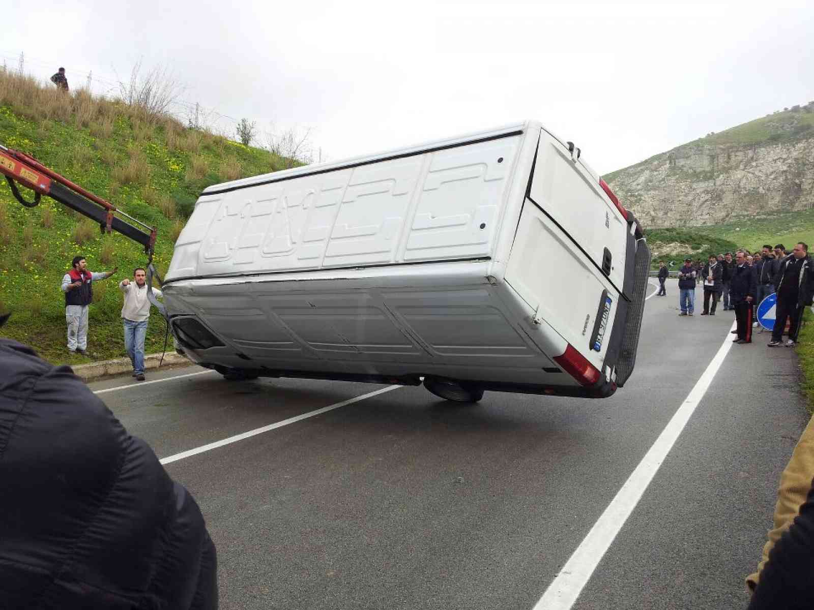 Furgone si ribalta sulla fondovalle Sciacca - Palermo: illeso l'autista