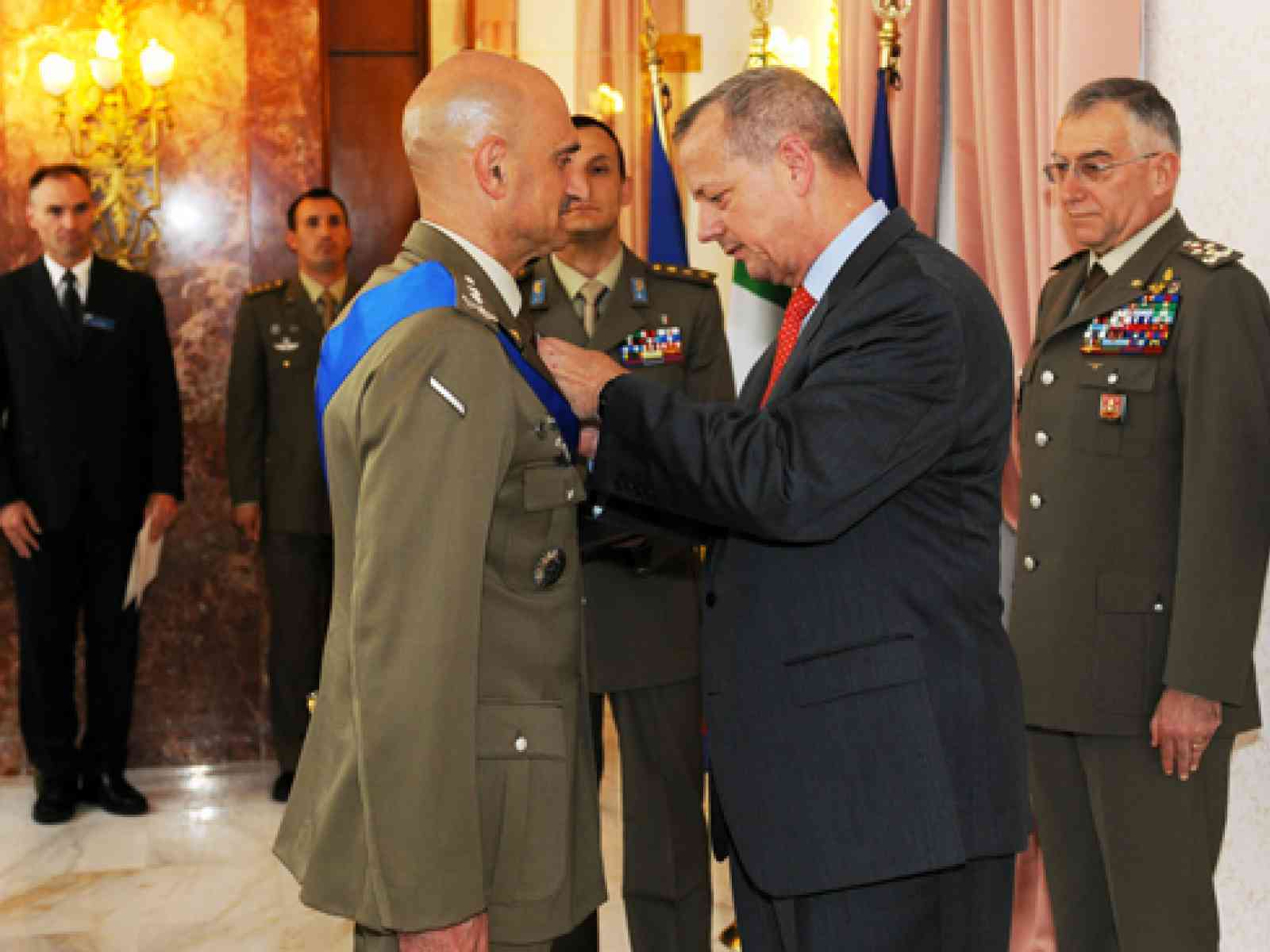 Il Presidente Obama decora il il Generale Luciano Portolano. I genitori sono margheritesi