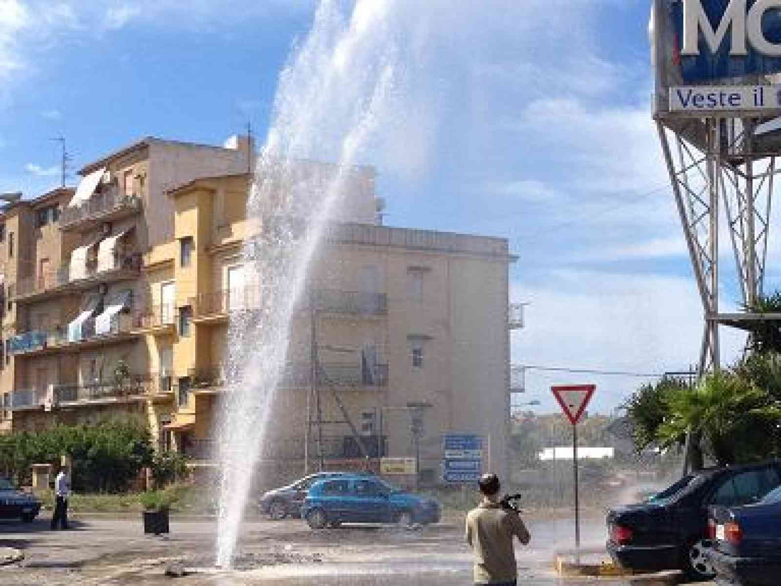 “Esplode“ l'asfalto in via Siena.
