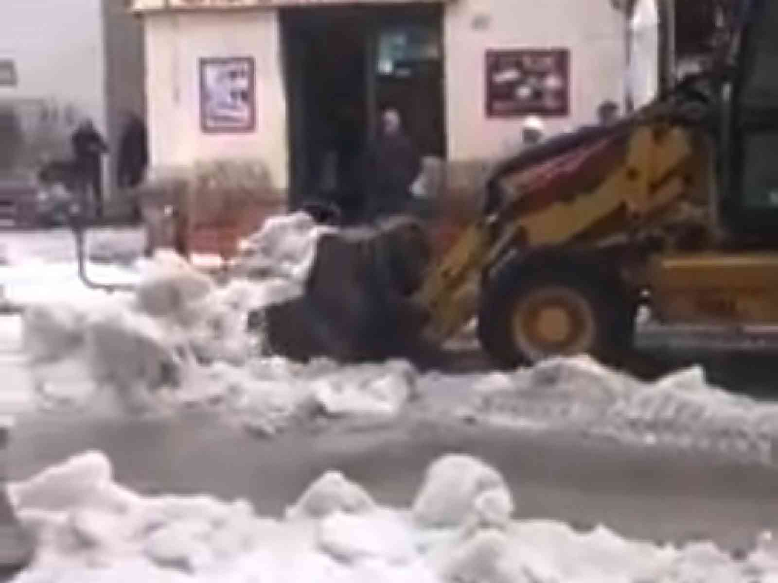 Esclusivo video: arriva a Sciacca la bomba di grandine. Ruspe liberano strada da 20cm ghiaccio