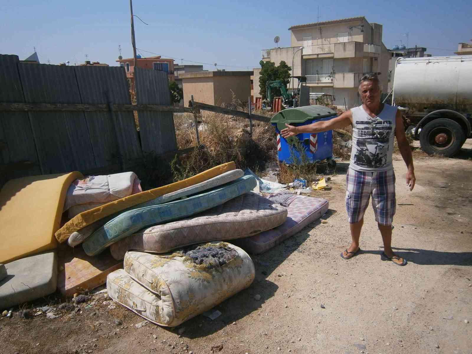 L’autoparco comunale diventa una discarica. Cittadini inferociti