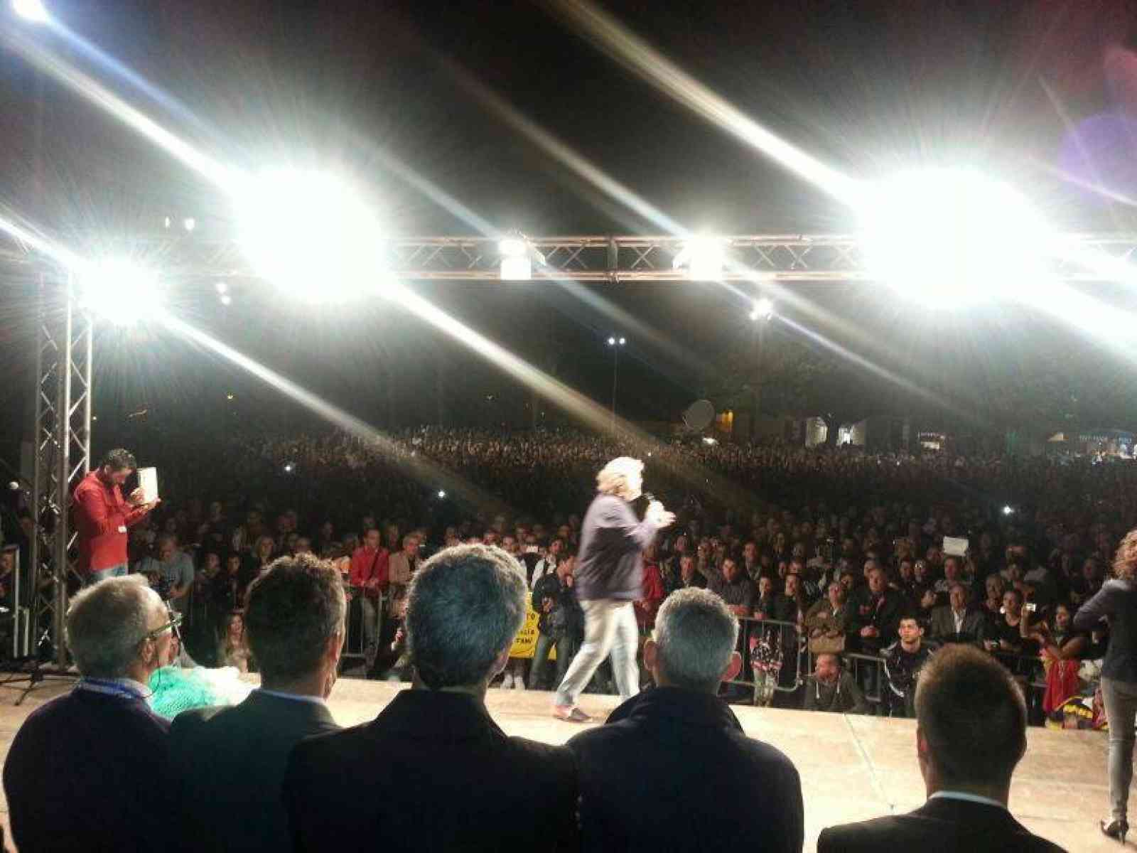 Menfi. Beppe Grillo chiude la tournée siciliana con una piazza gremita