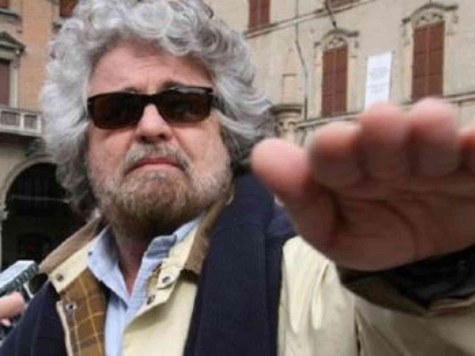 Sgarbi: «Grillo, un ignorante che nuota: grasso e non presentabile»