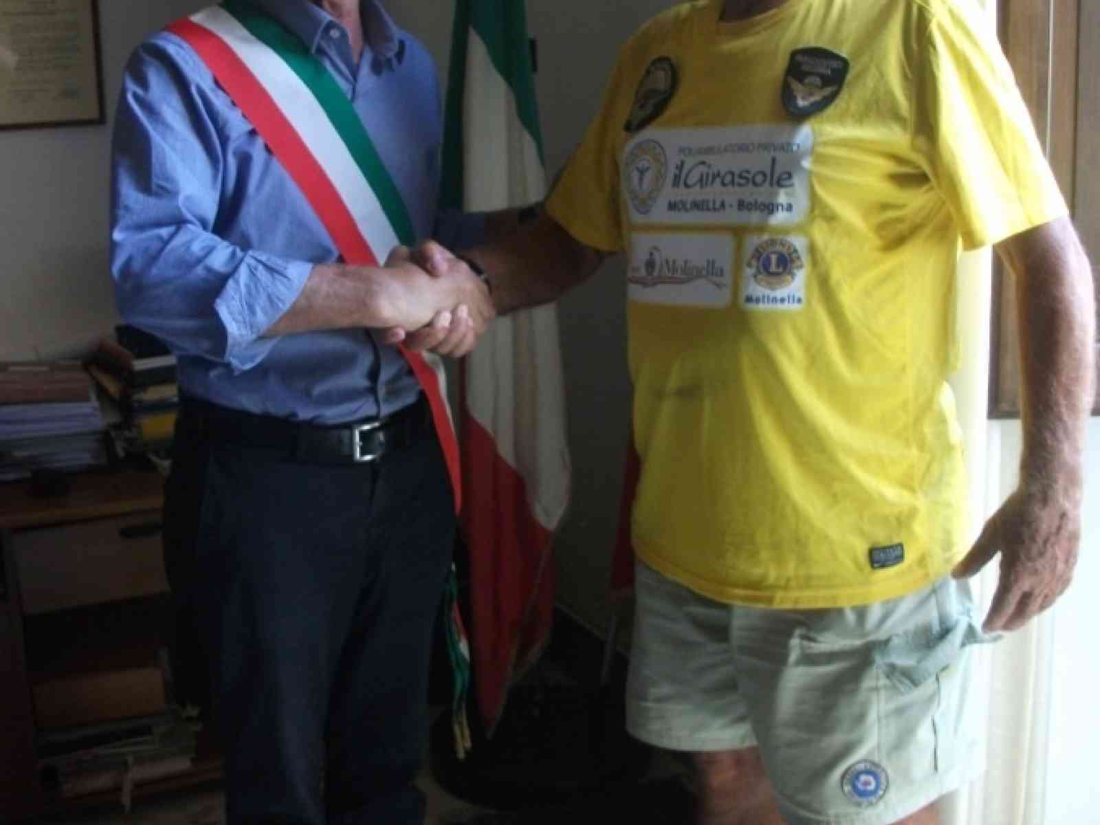 81 anni e non sentirli. Il maratoneta Bellièr passa da Menfi. Percorrerà 4279 km