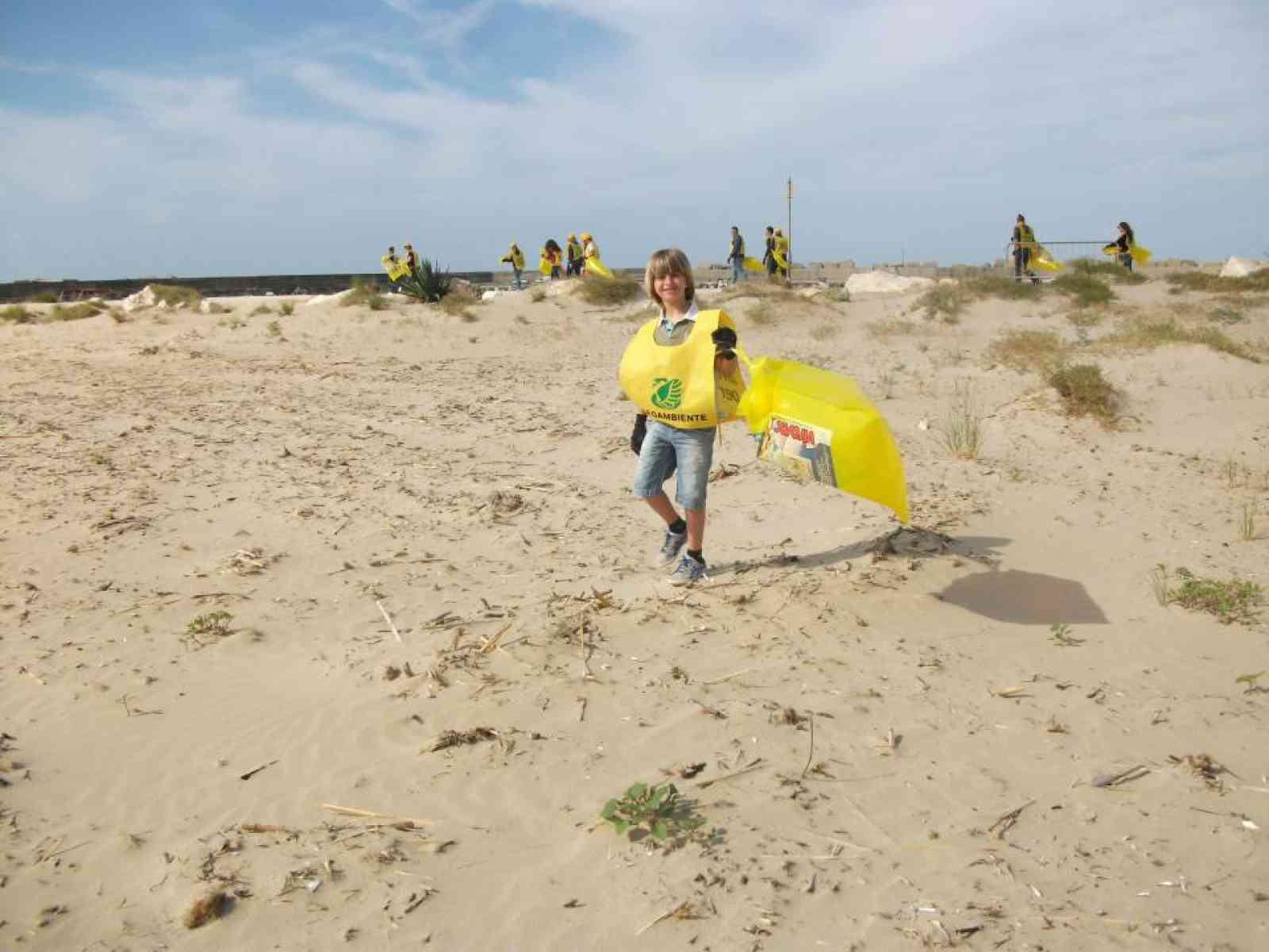 Menfi. Un gruppo di volontari ripulisce le spiagge di Porto Palo e Fiori