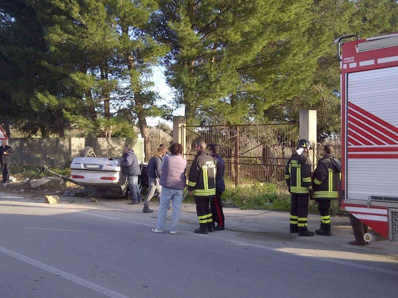 Incidente tra S. Margherita e Montevago auto si ribalta dopo scontro con palo della luce
