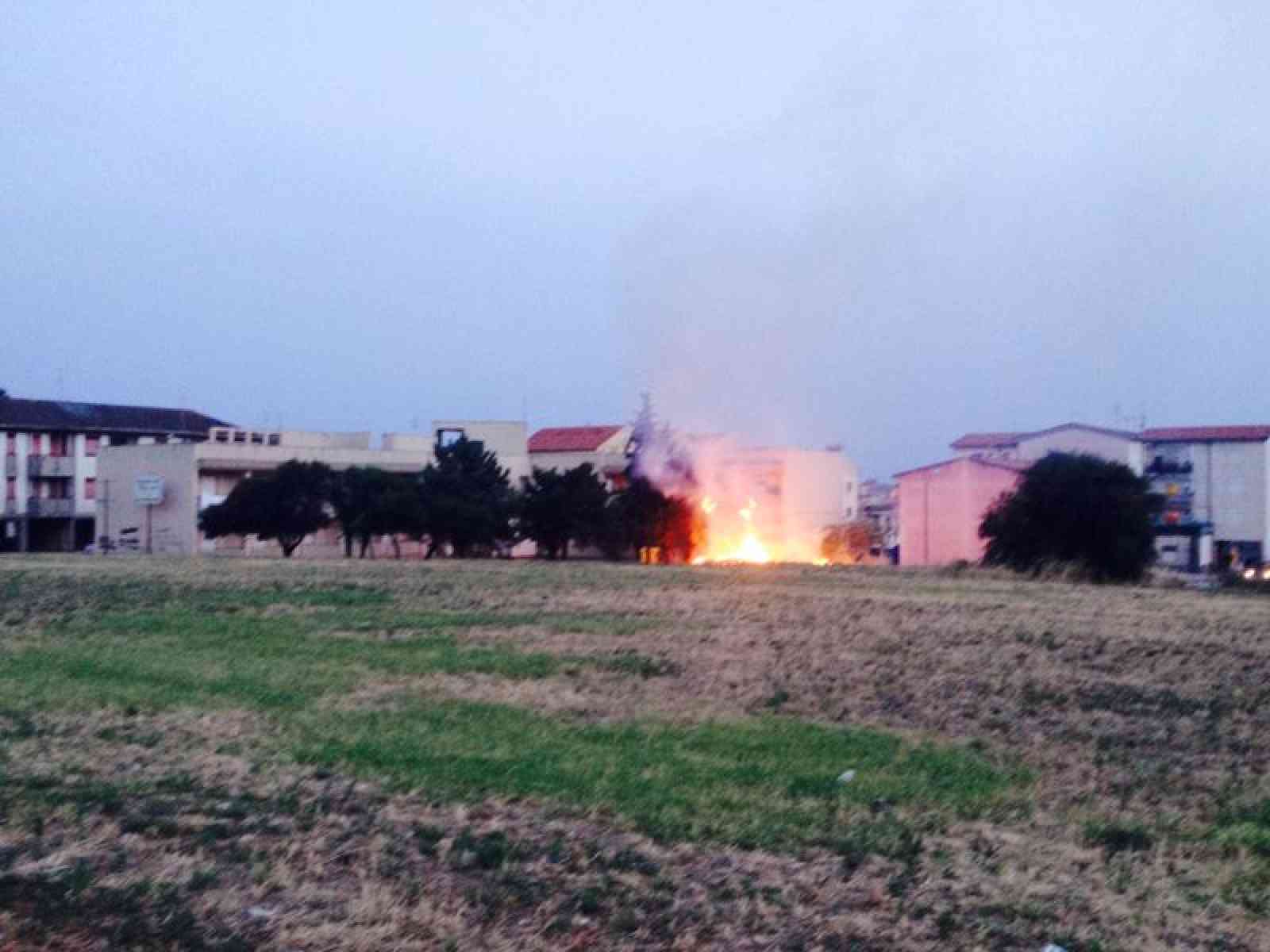 Fiamme in pieno centro a Menfi: l'incendio vicinissimo alle case popolari e all'ospizio di via Ognibene