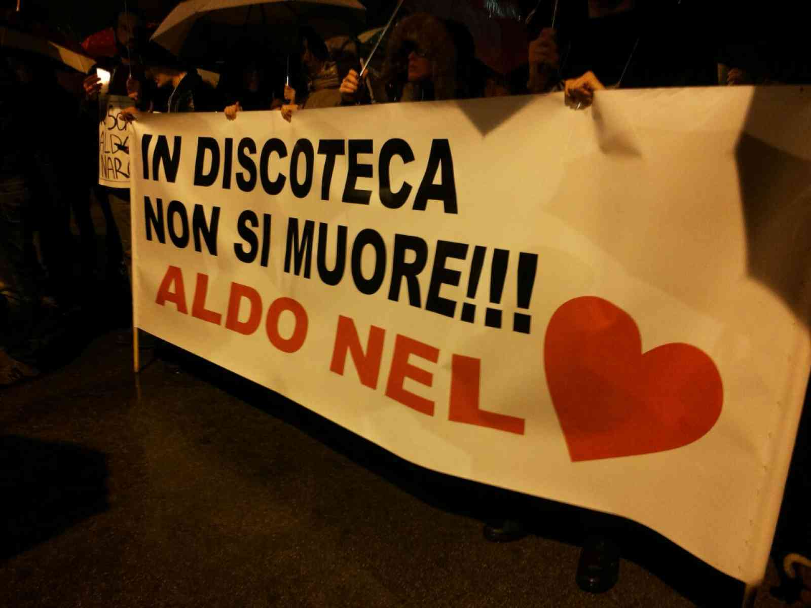 “In discoteca non si muore“: in migliaia per Aldo Naro nonostante la pioggia