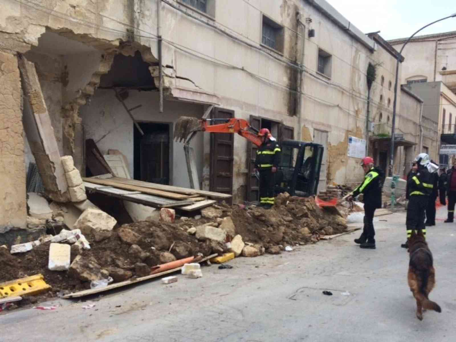 Crolla cinema a Campobello, feriti tre operai di Sambuca