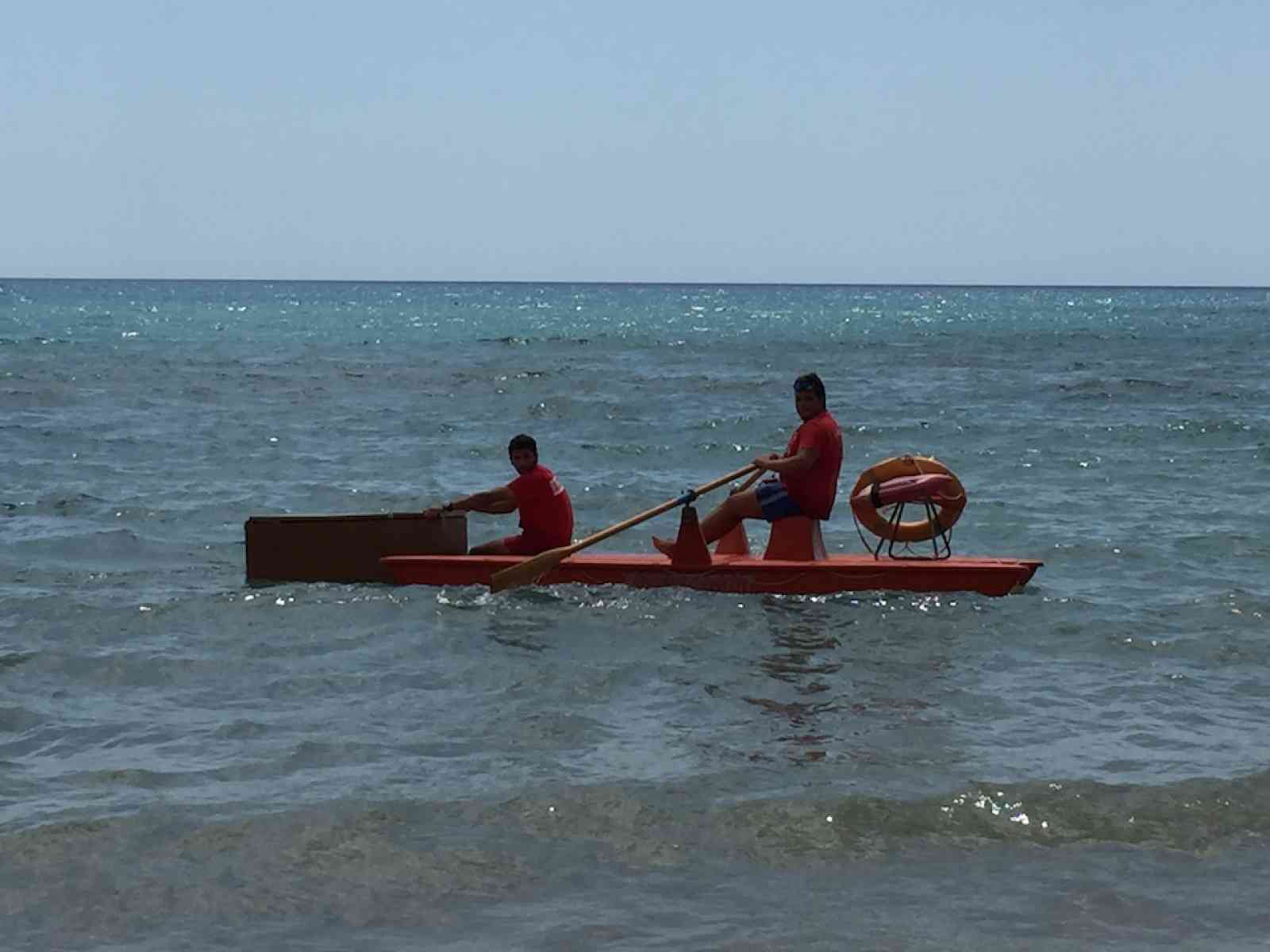 Menfi. Frigorifero galleggia in mare aperto. I bagnini lo recuperano