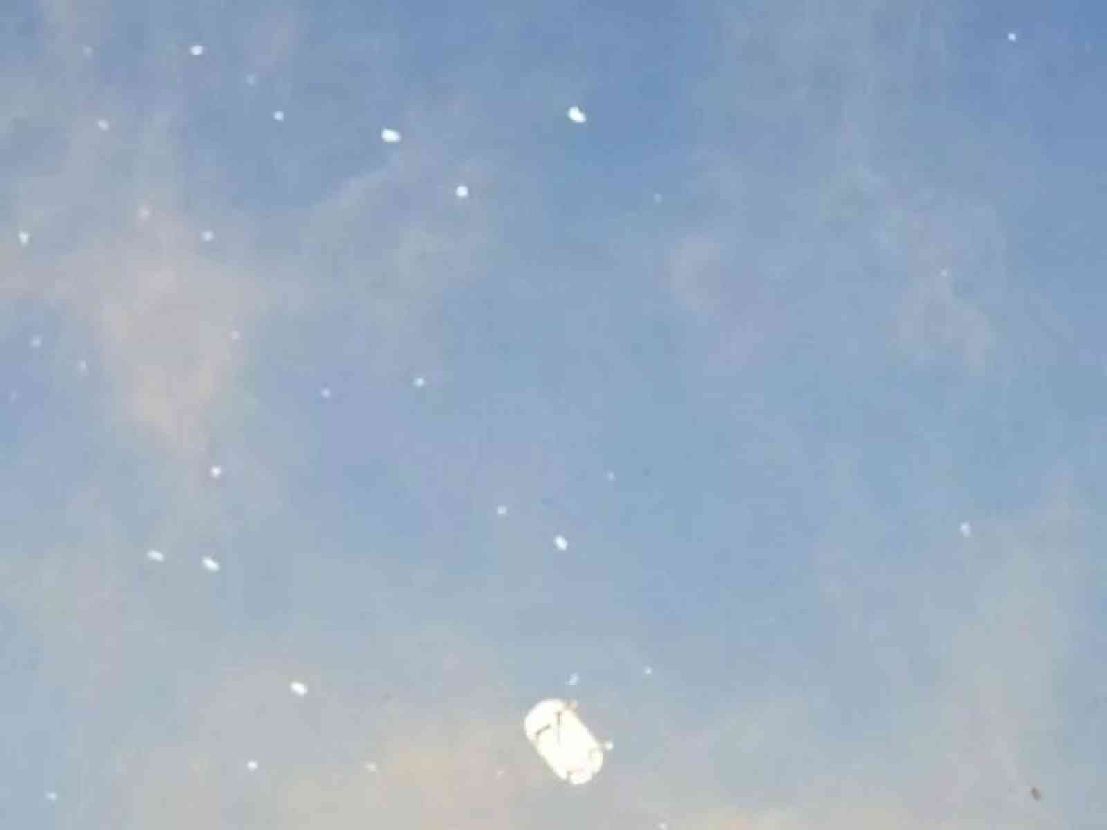 Porto Palo di Menfi. Tromba d'aria spazzina fa volare centinaia di sacchetti e un Tavolo