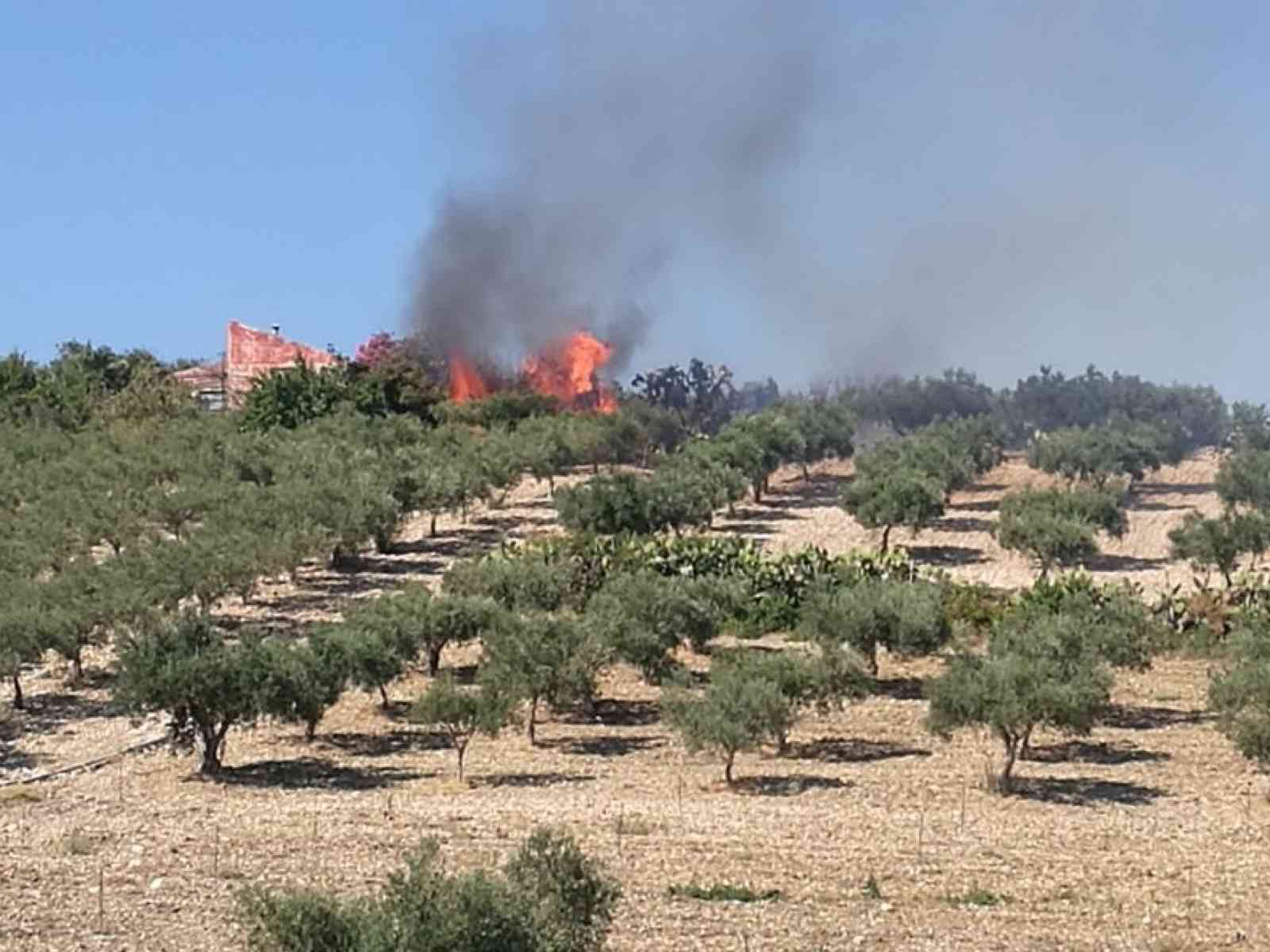 Menfi. Fiamme a Bertolino, una casa rischia di incendiarsi