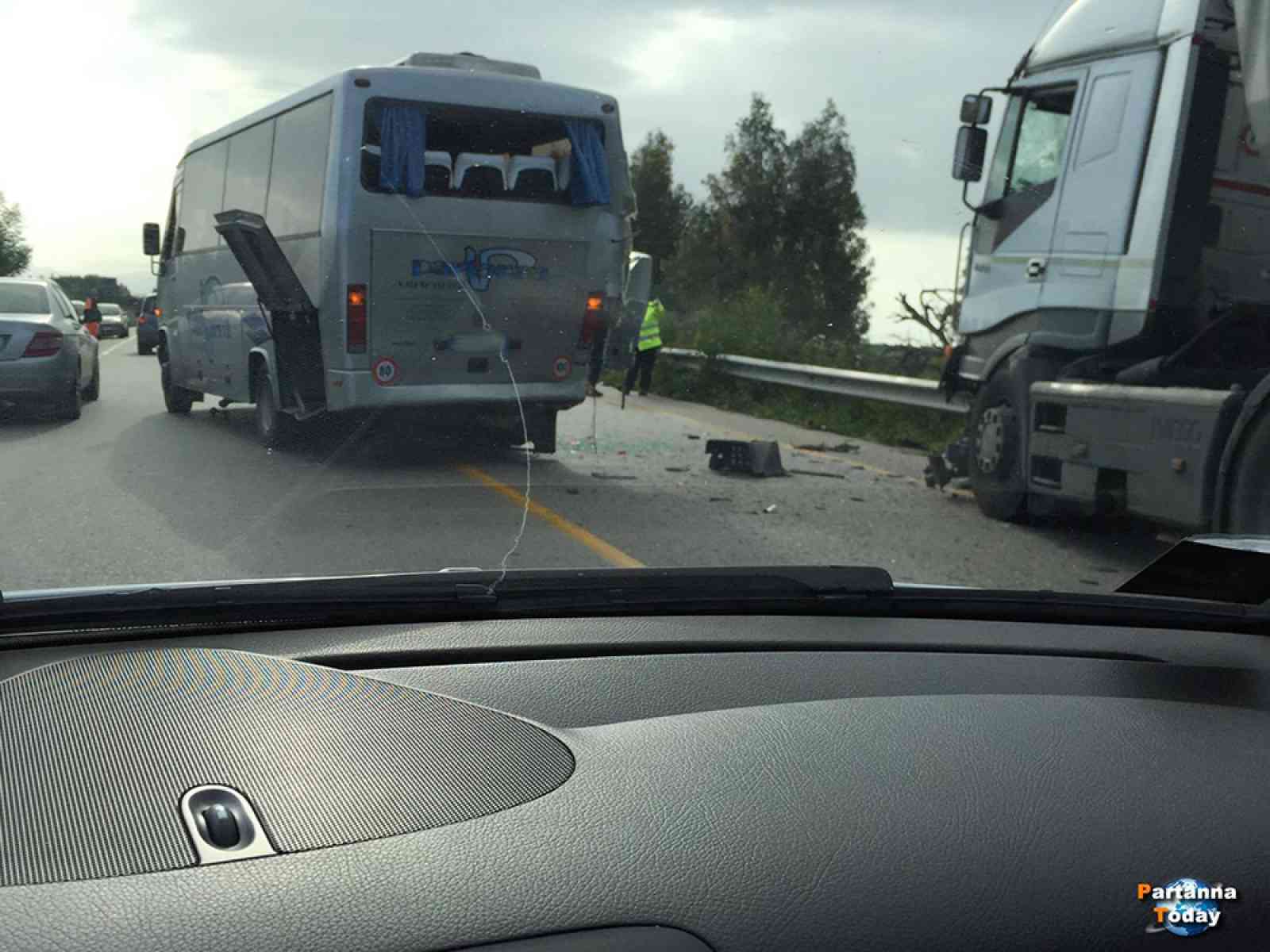 Incidente sulla SS115 tra Menfi e Castelvetrano. Scontro tra Pullman e un TIR
