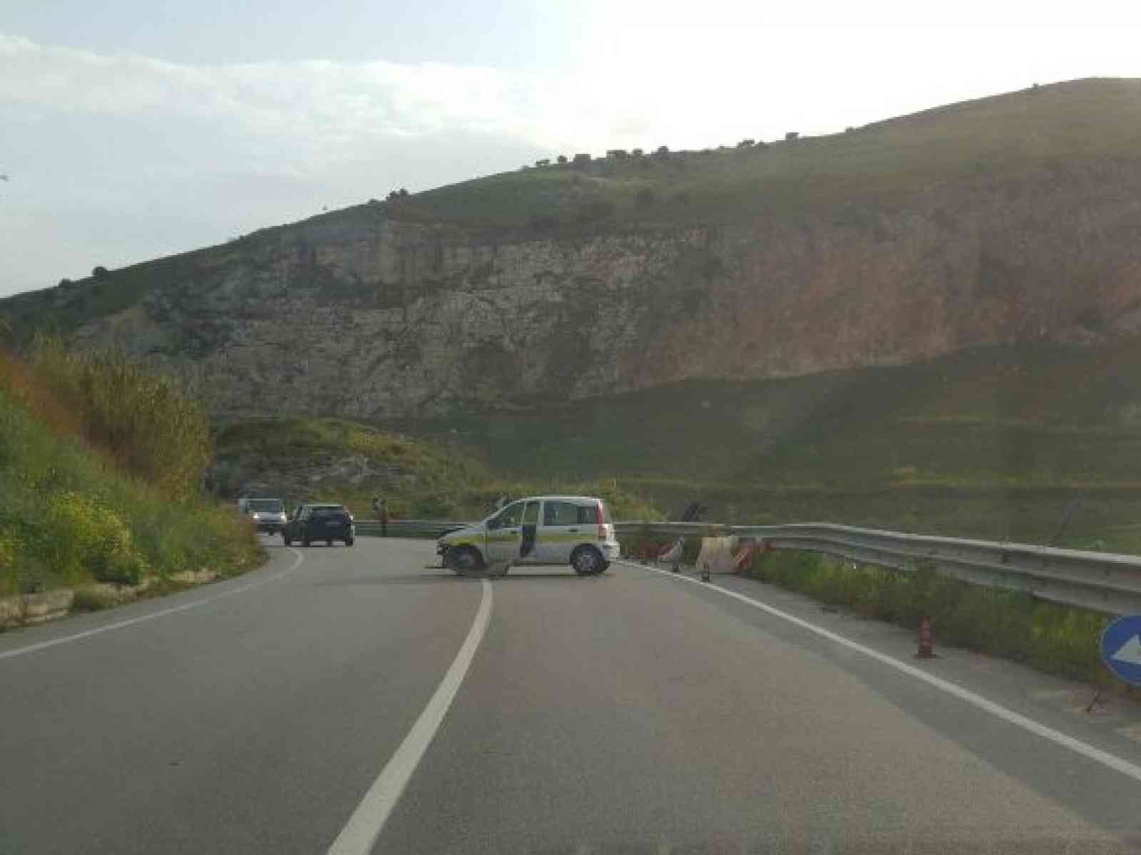 Incidente sulla Fondovalle Palermo - Sciacca. Scontro tra panda e focus