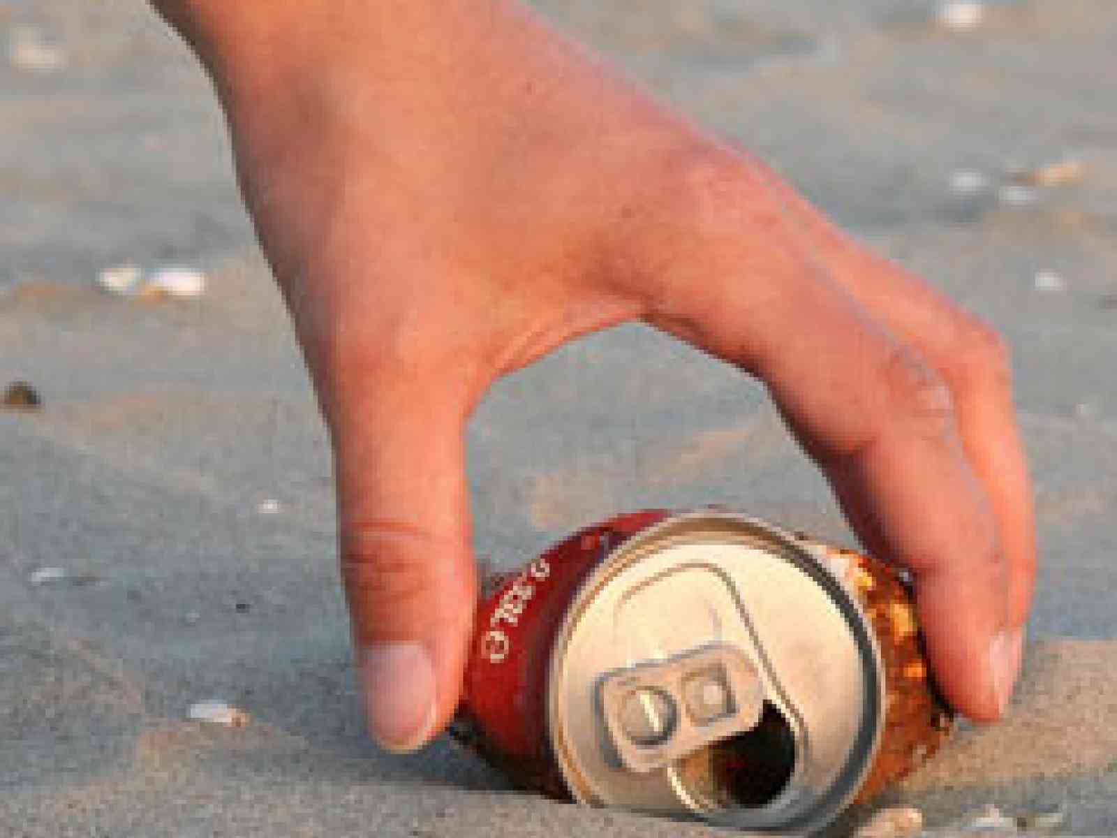 I ragazzi de “La Nuova Primavera“ ripuliscono le spiagge dello Stazzone