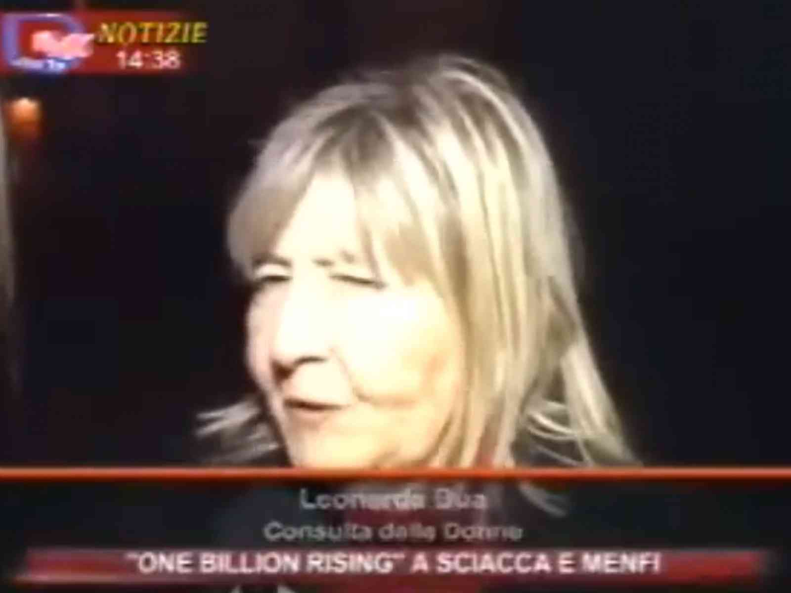 Menfi. Uno sportello contro la violenza sulle donne. La piazza si tinge di rosso