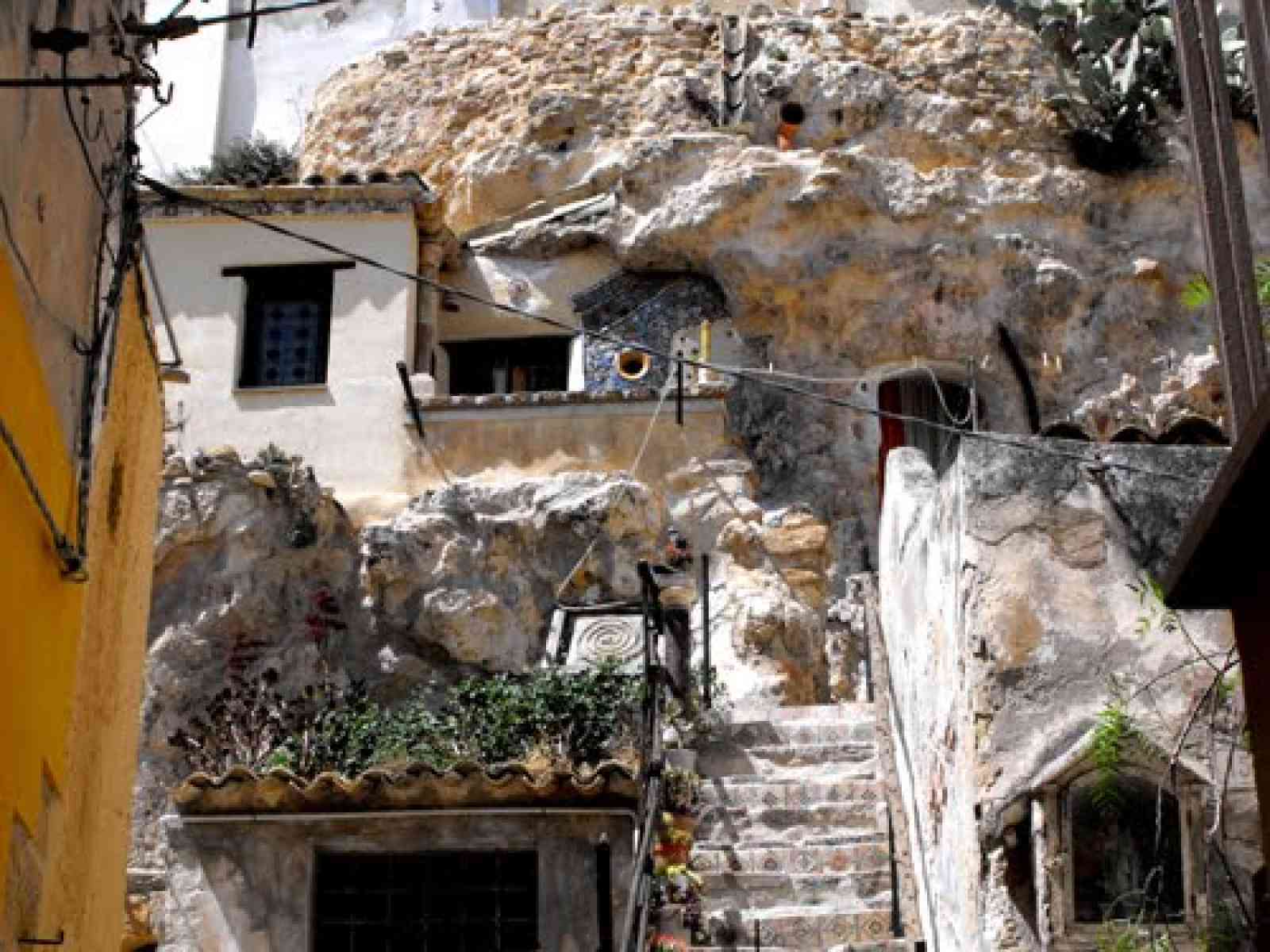 L'Assessore Monte incontra Lorubbio. “Molti turisti ammirano e fotografano l'opera di Cortile Carini“