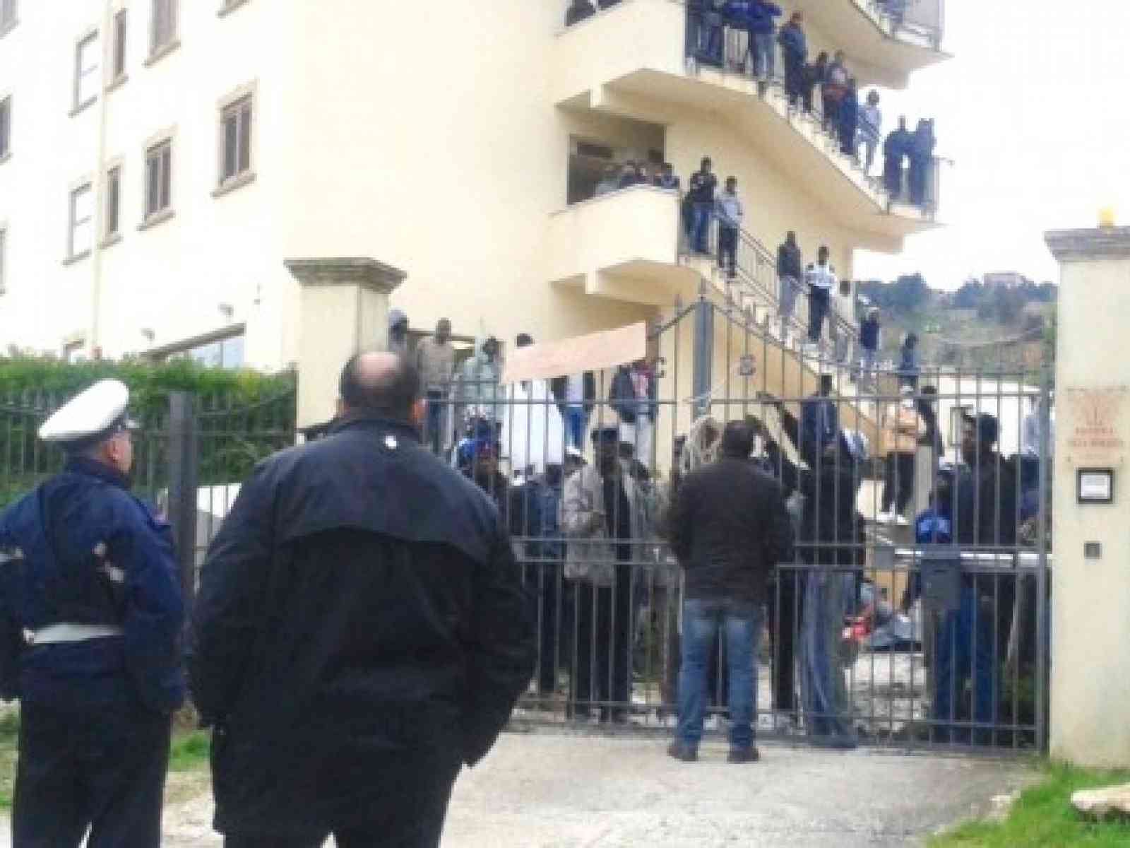 Salemi, migranti prendono in ostaggio due persone per protesta