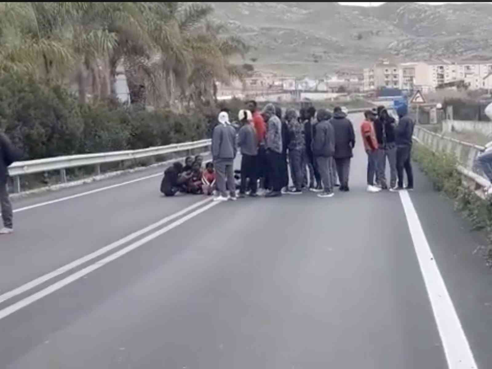 Migranti bloccano la SS115, vicino a Siculiana. Savarino: “I cittadini sono ostaggi di una politica sbagliata“