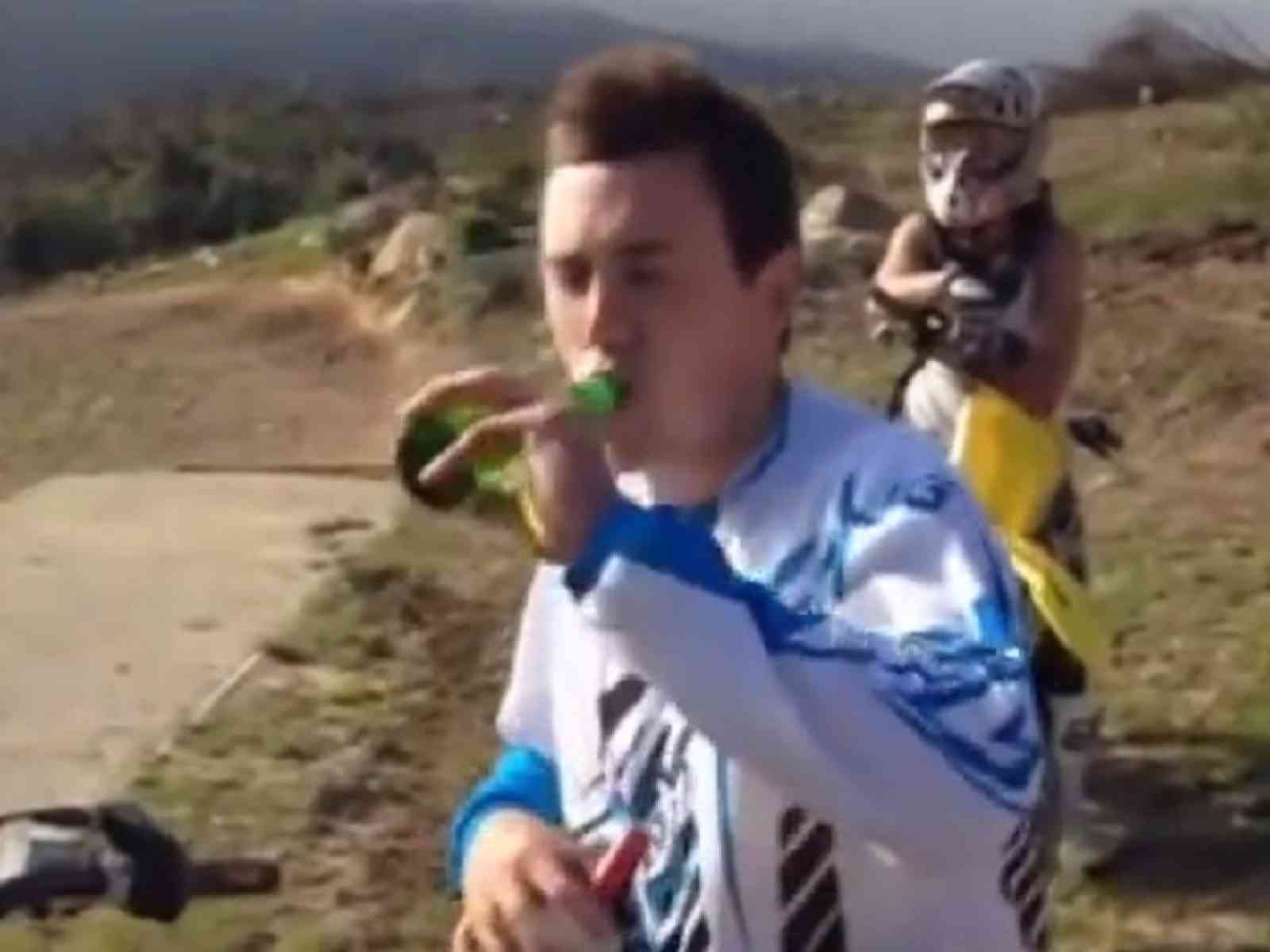 Spopola su Facebook il “gioco“: “Birra alla goccia“. Chi non raccoglie la sfida offre da bere