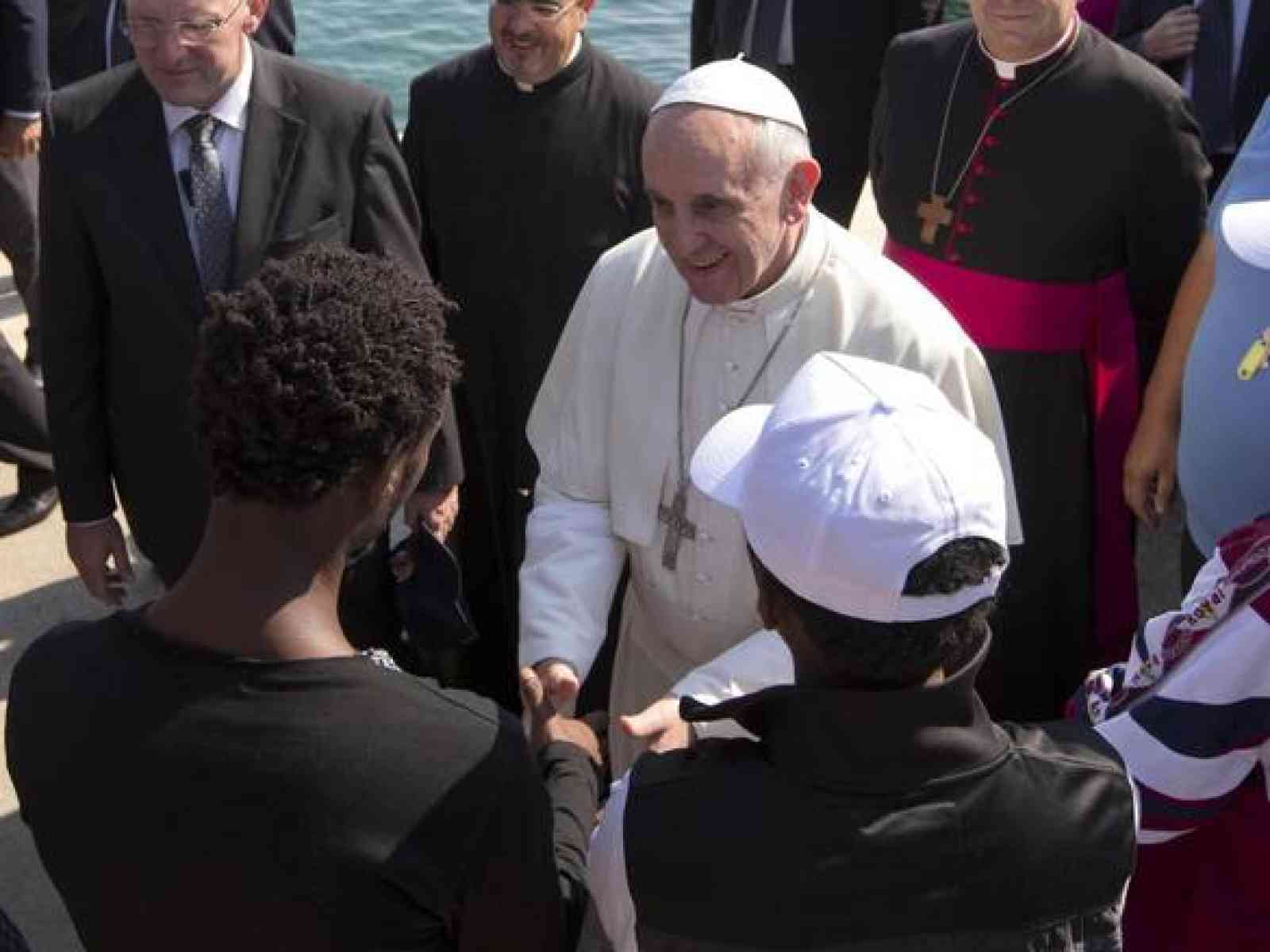 Papa Francesco ai 10mila di Lampedusa: “No a globalizzazione dell'indifferenza“