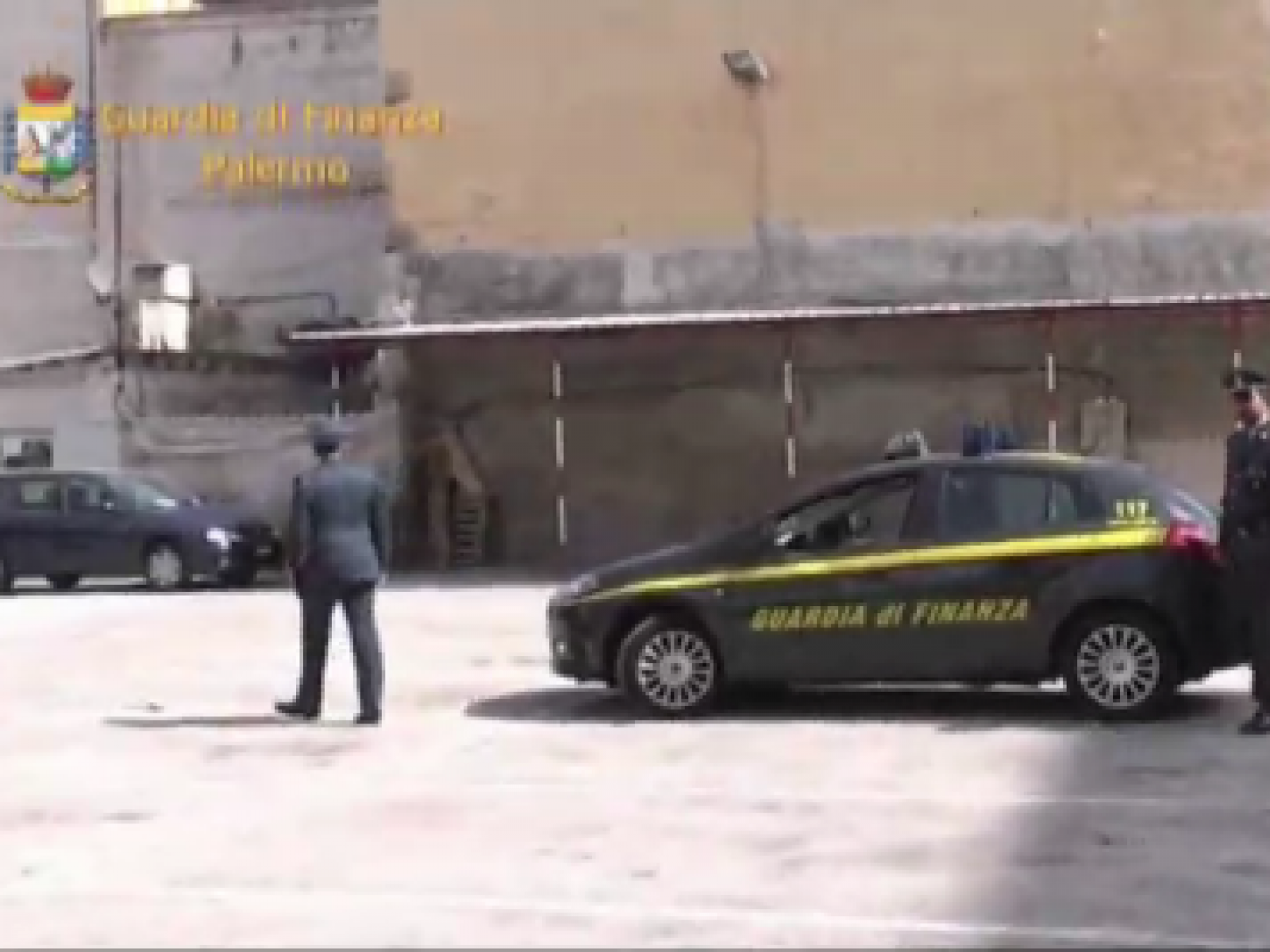 Faceva il parcheggiatore abusivo ma guadagnava quanto un medico