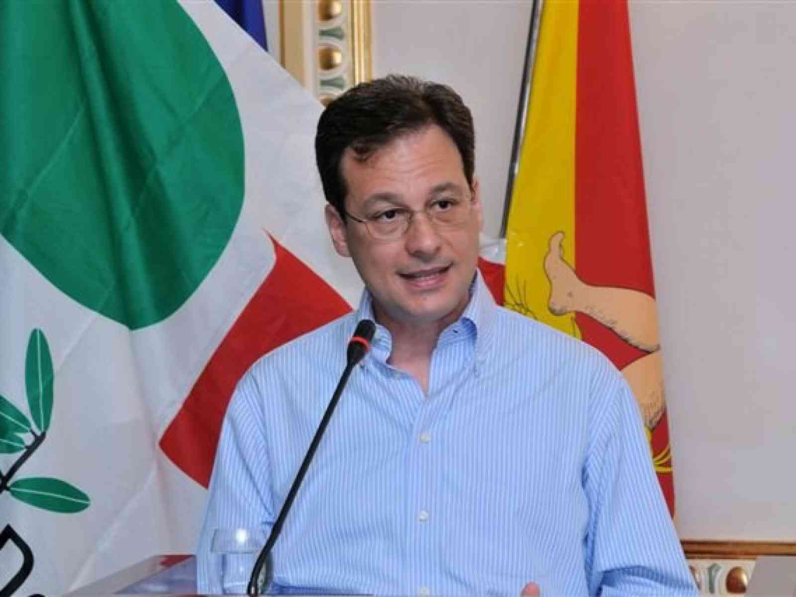 Pd, via libera alla mozione di sfiducia contro Lombardo. Intesa con l'UdC