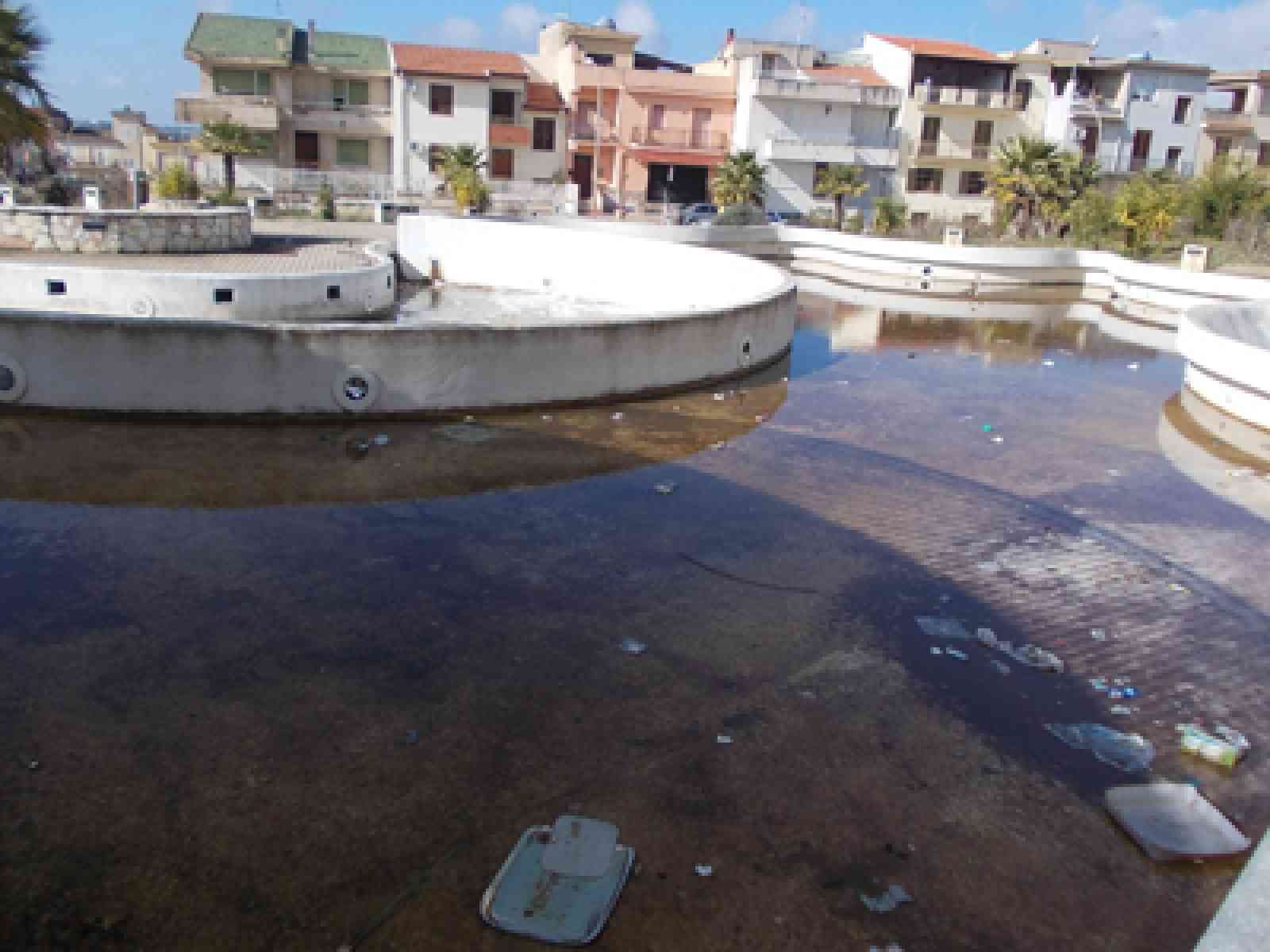 Piazza Emanuela Loi in stato di degrado, incuria e abbandono