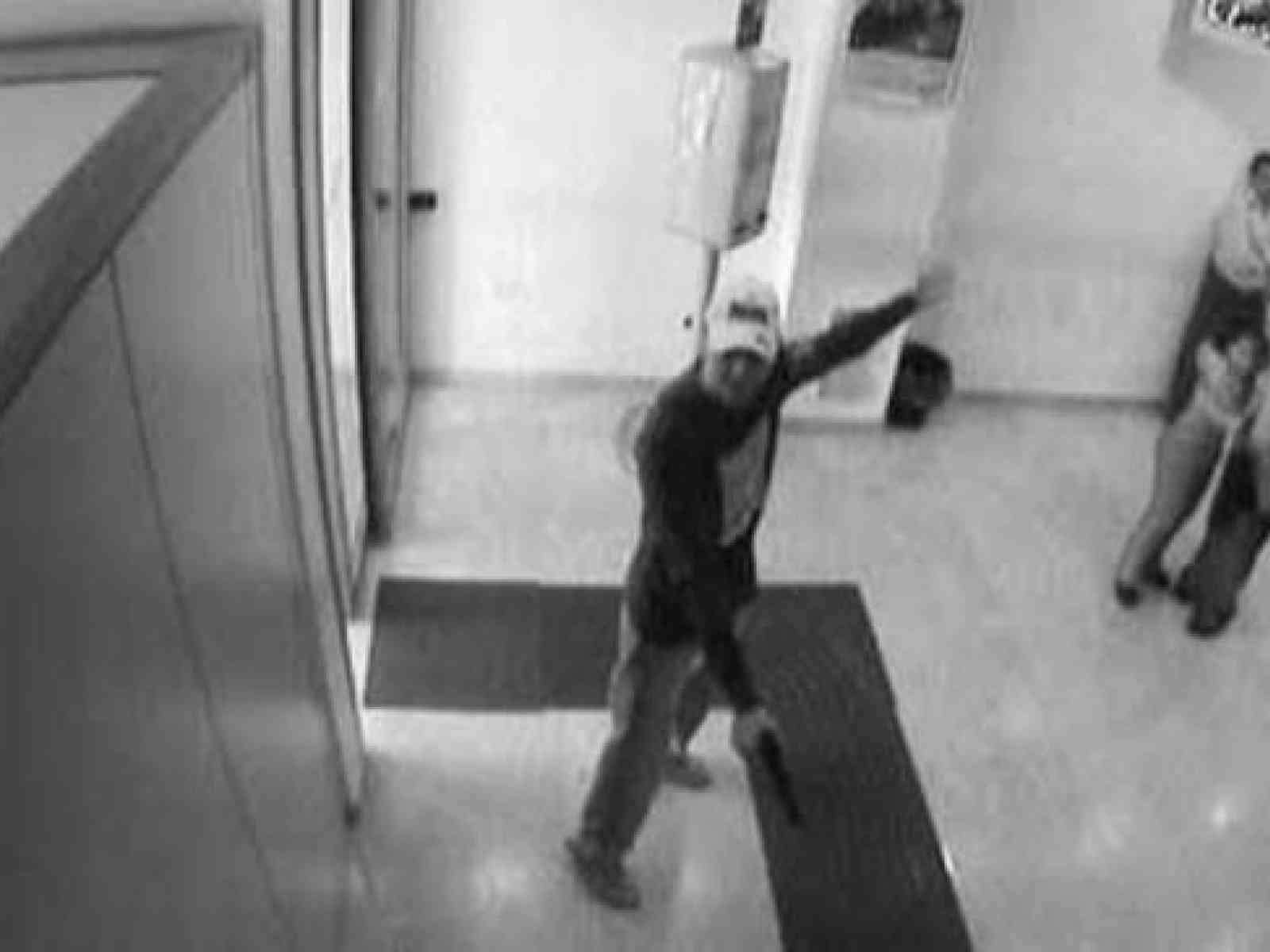 Rapina al Credem a volto scoperto: 50 euro il bottino