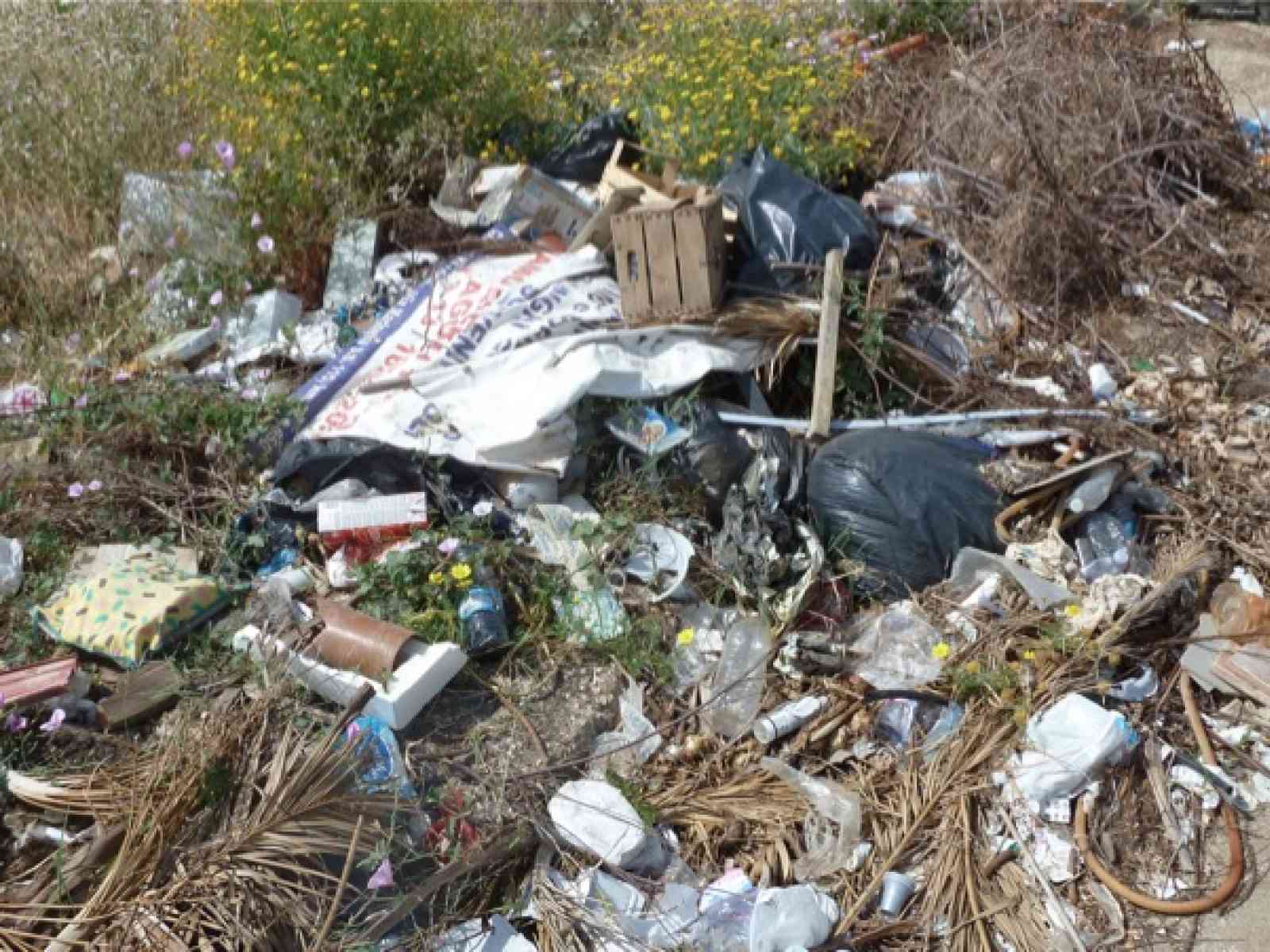 Menfi. Caos rifiuti nelle località di mare. Mezzi guasti. Raccolta riprenderà da questa notte.