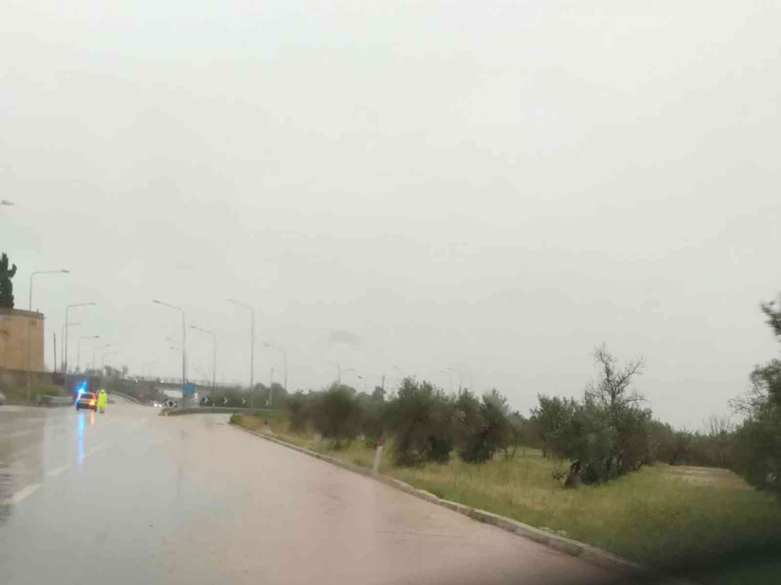 Bomba d'acqua nel Belice. A Castelvetrano le strade diventano “fiumi“, deviazione allo svincolo per la SS115
