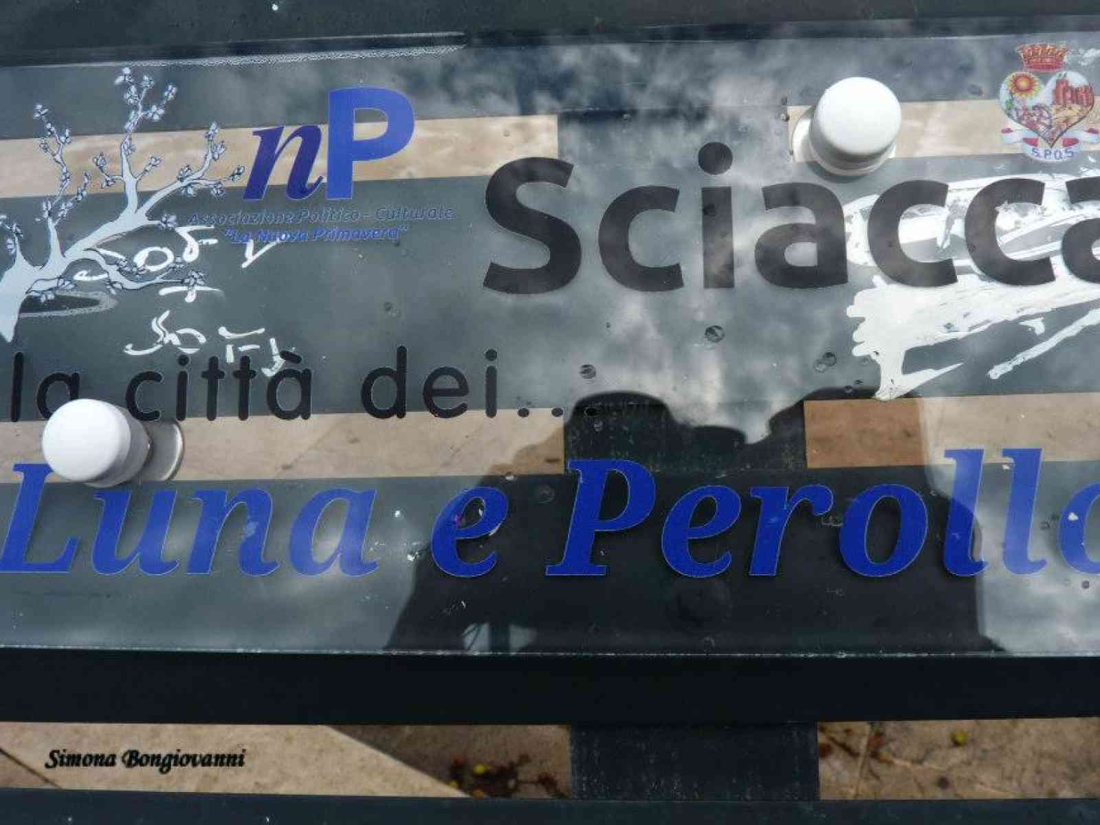 Affisse dodici targhette celebrative delle eccellenze saccensi